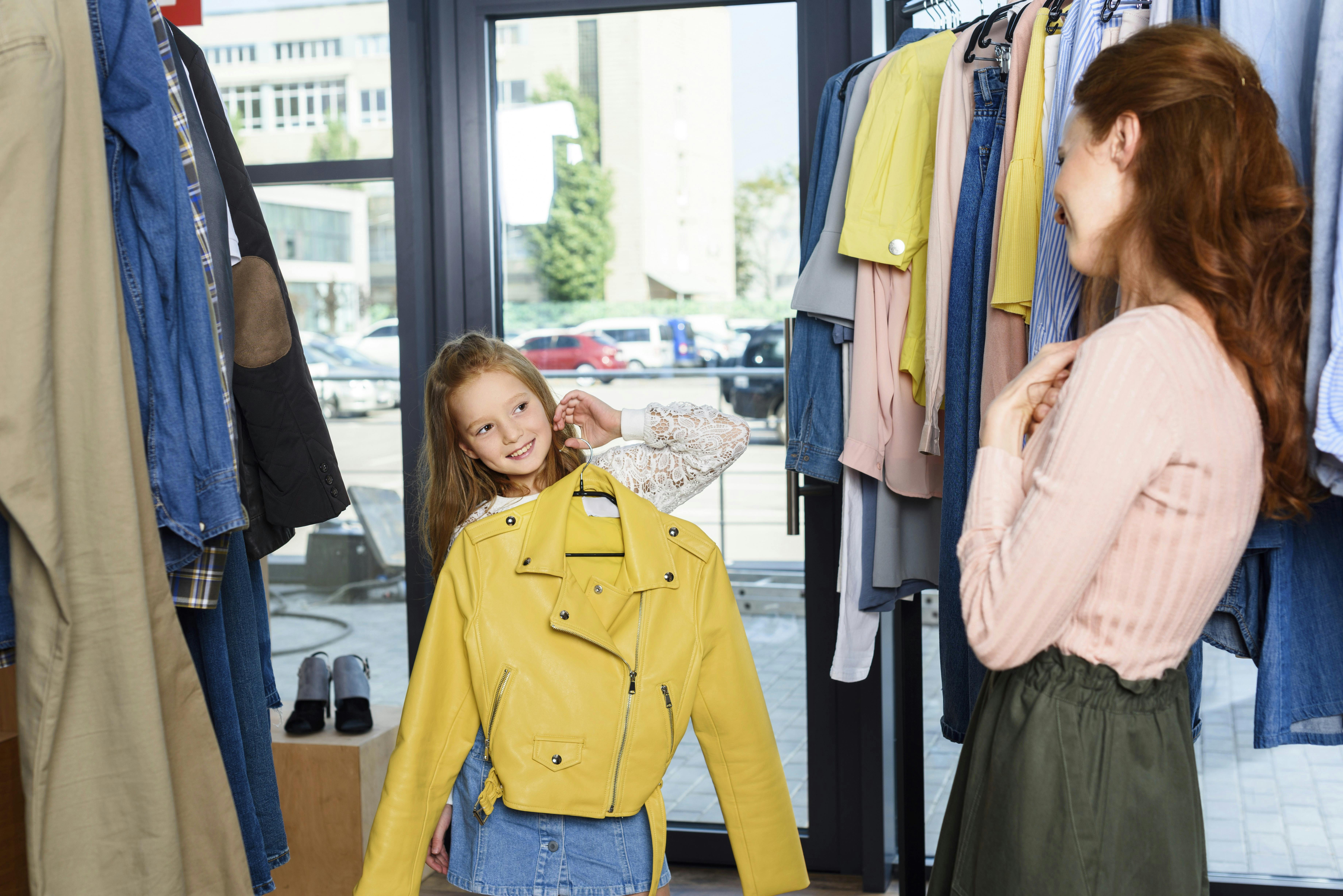 Mor og datter på shopping til artiklen om at lære ens børn at holde hovedet koldt under Black Friday.