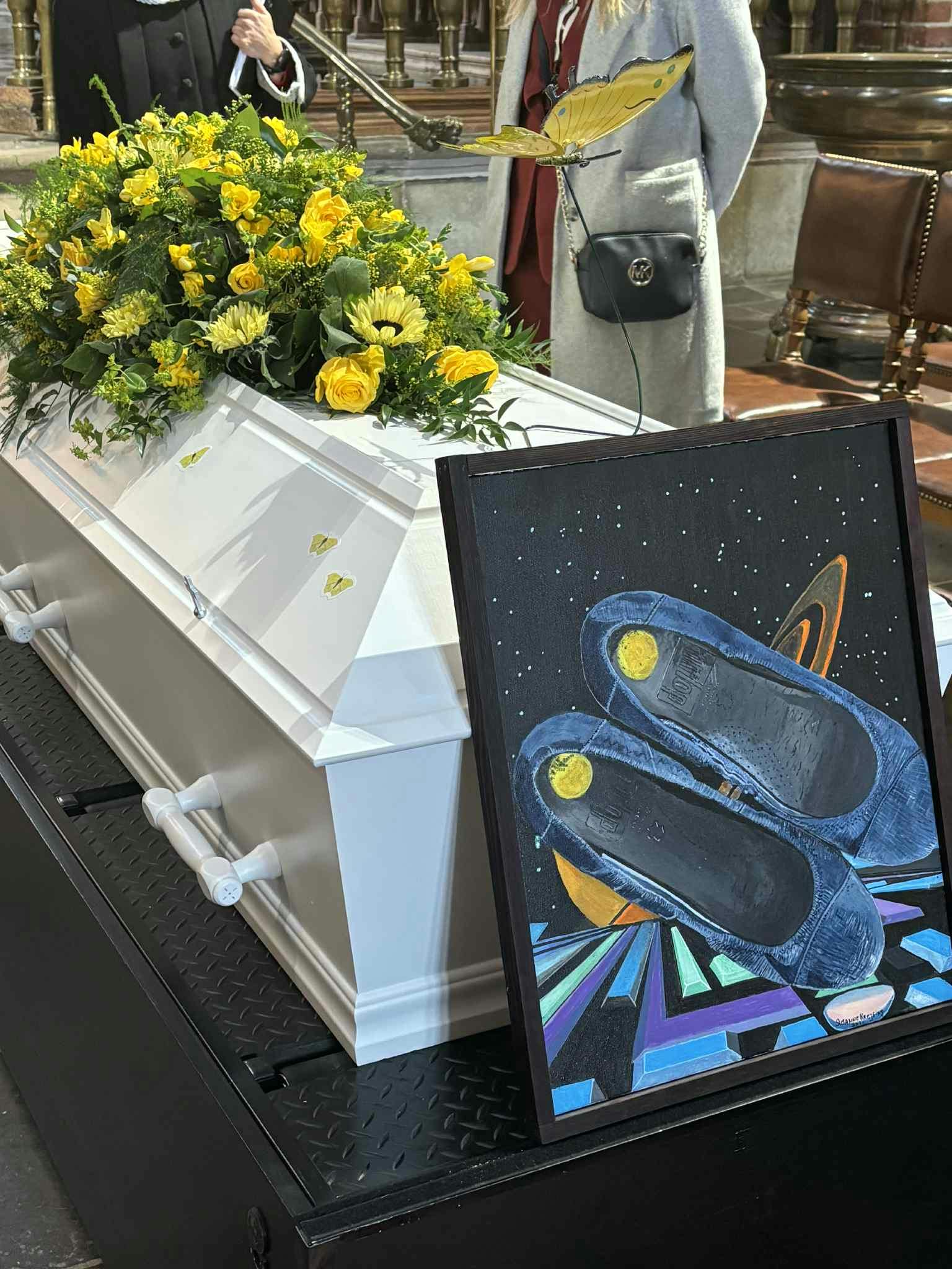 Privatfoto af Sanne Krejsings bisættelse med maleriet af hendes fodspor.