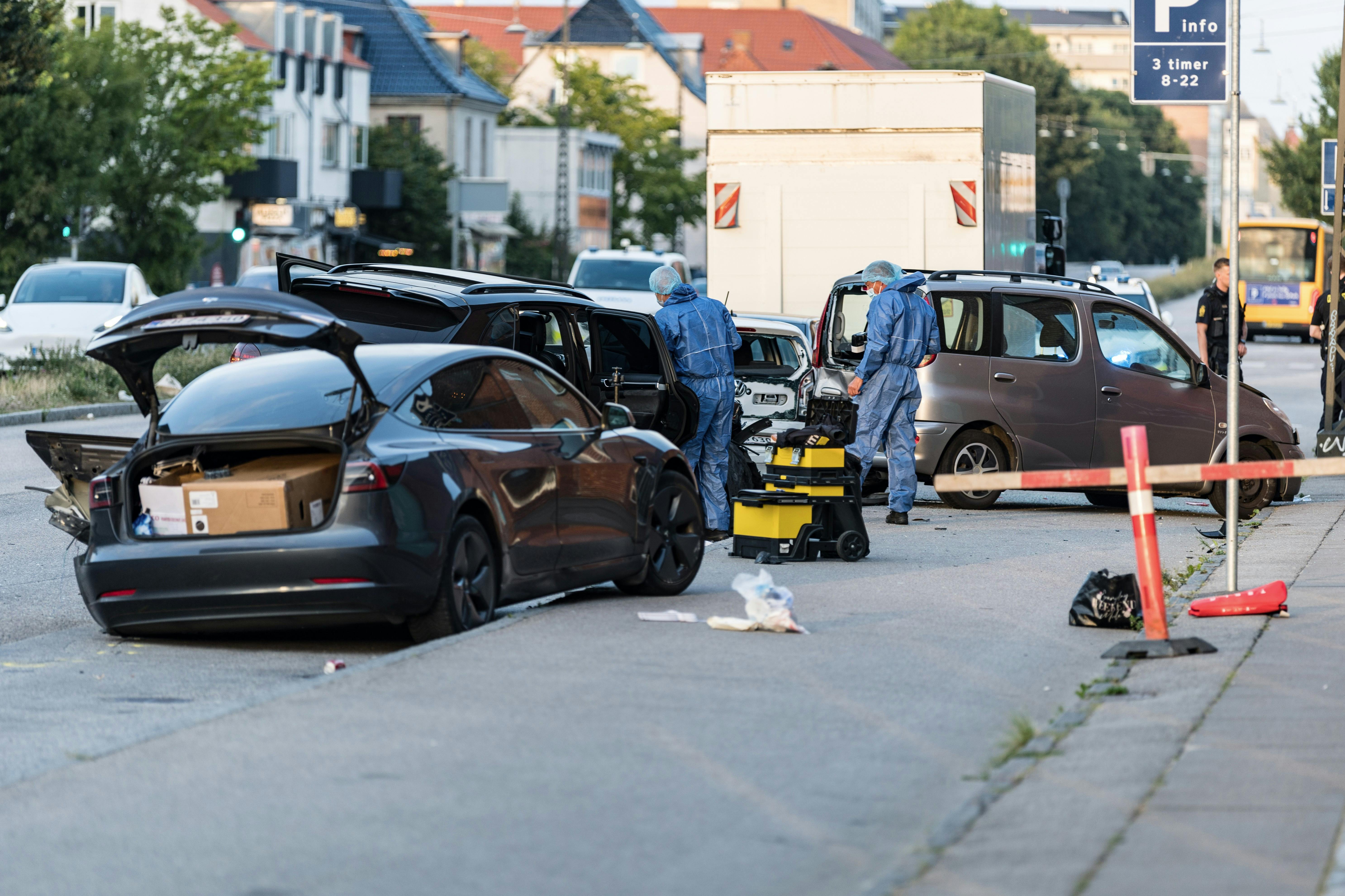 Alt var kaos på Roskildevej i København, efter at en 17-årig fører af en Porsche kørte ind i flere biler og dræbte en 65-årig mand.