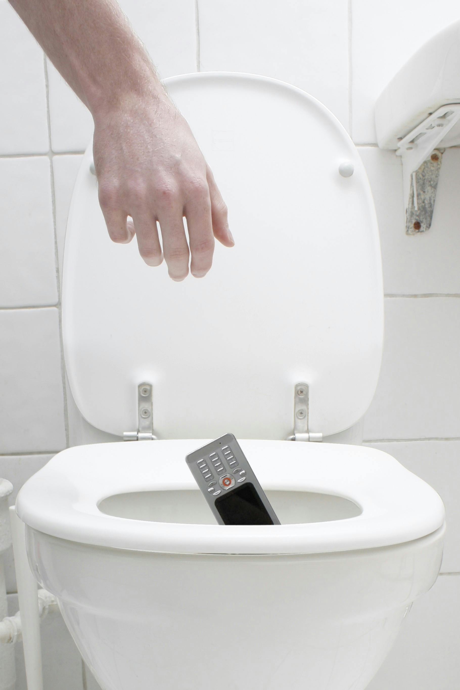 Mobiltelefon bliver tabt i toilettet - studie kobler mobil-tid på wc'et til hæmorider.