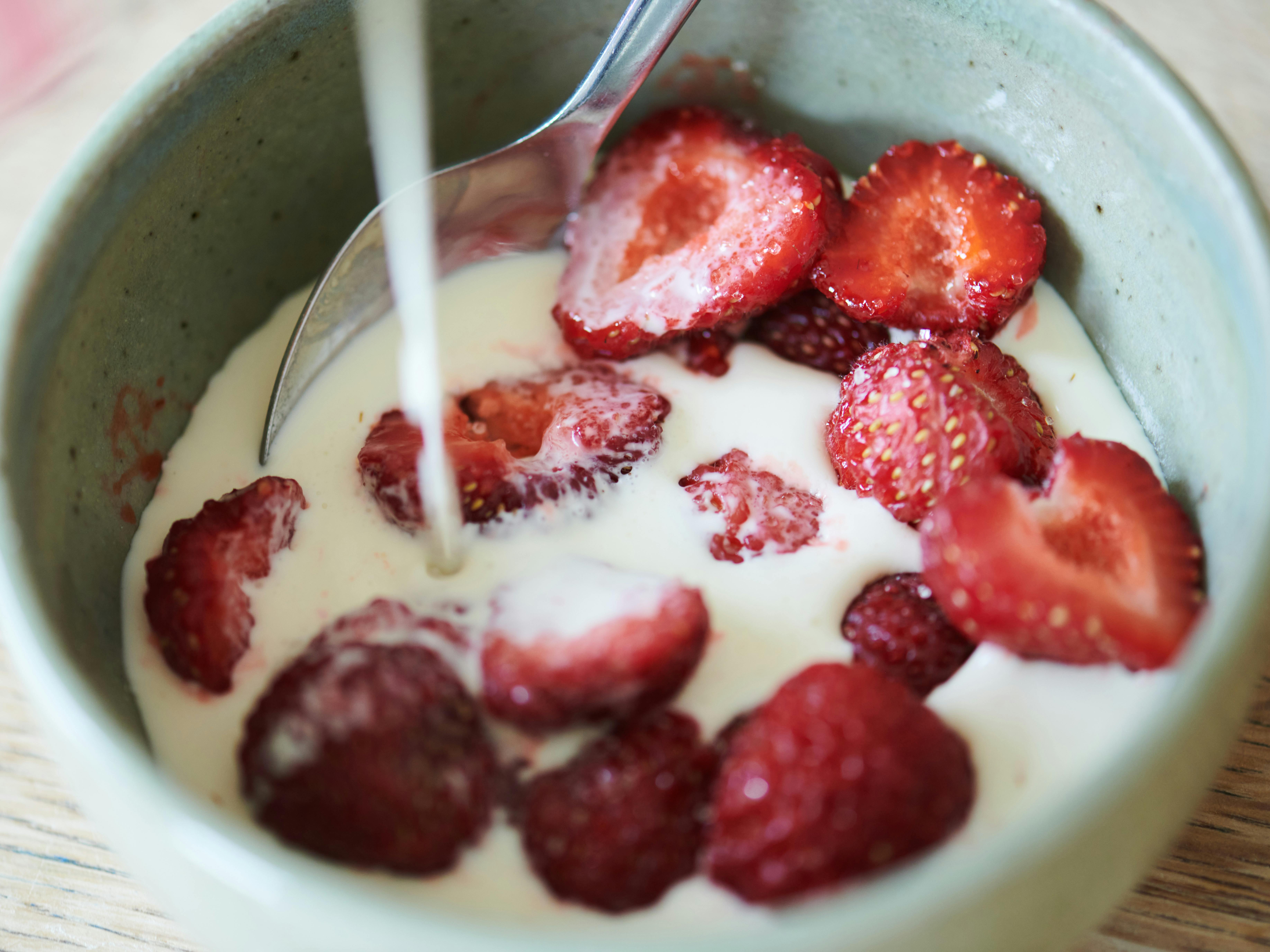 En tallerken jordbær med mælk eller fløde - forskere kritiserer opfordring til kun at spise sæsonmad 