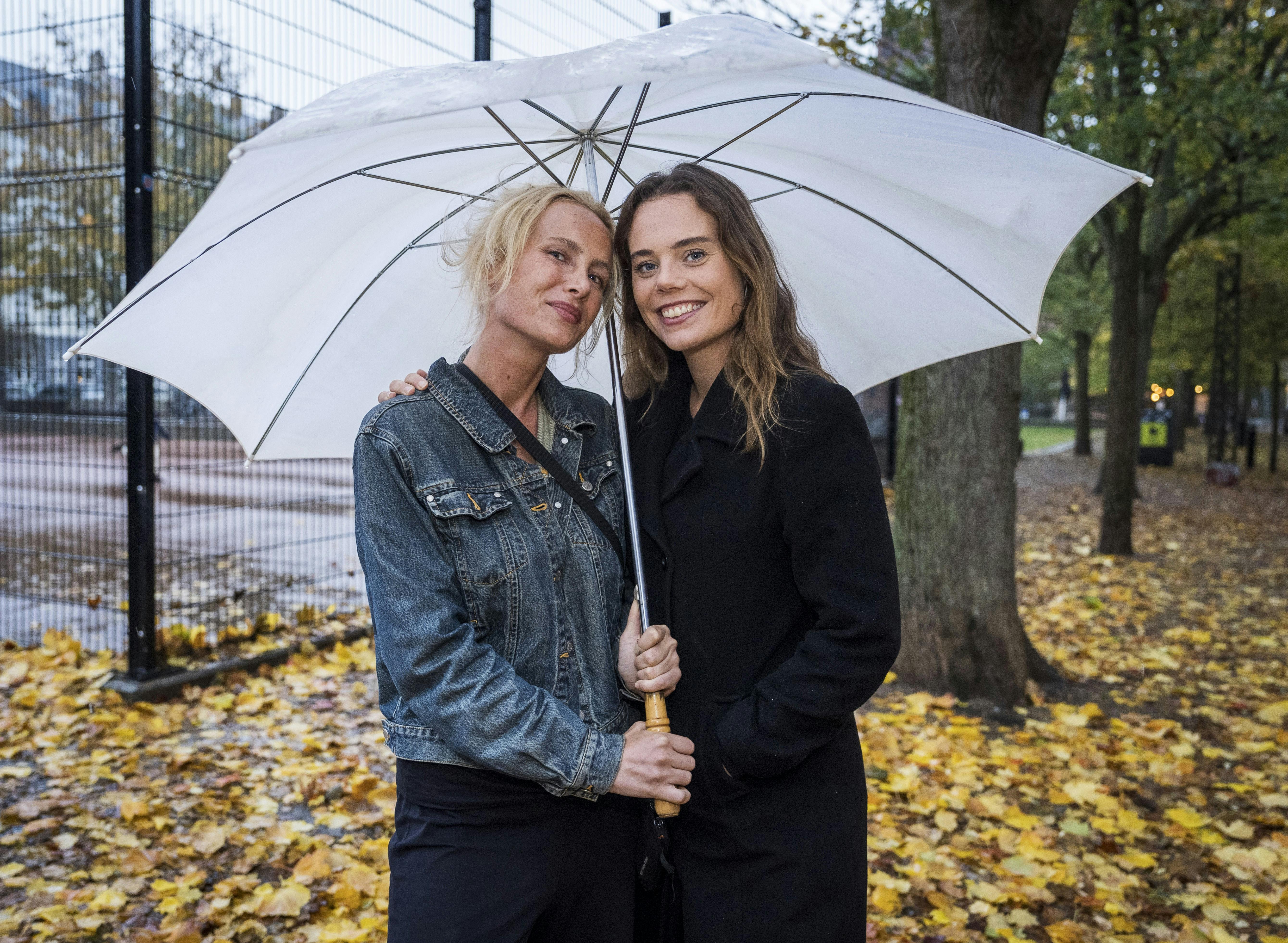 Foto af Iben Schmidt og Katrine Maria Goli Jensen, som er bedste venner, søstre og har samme donor