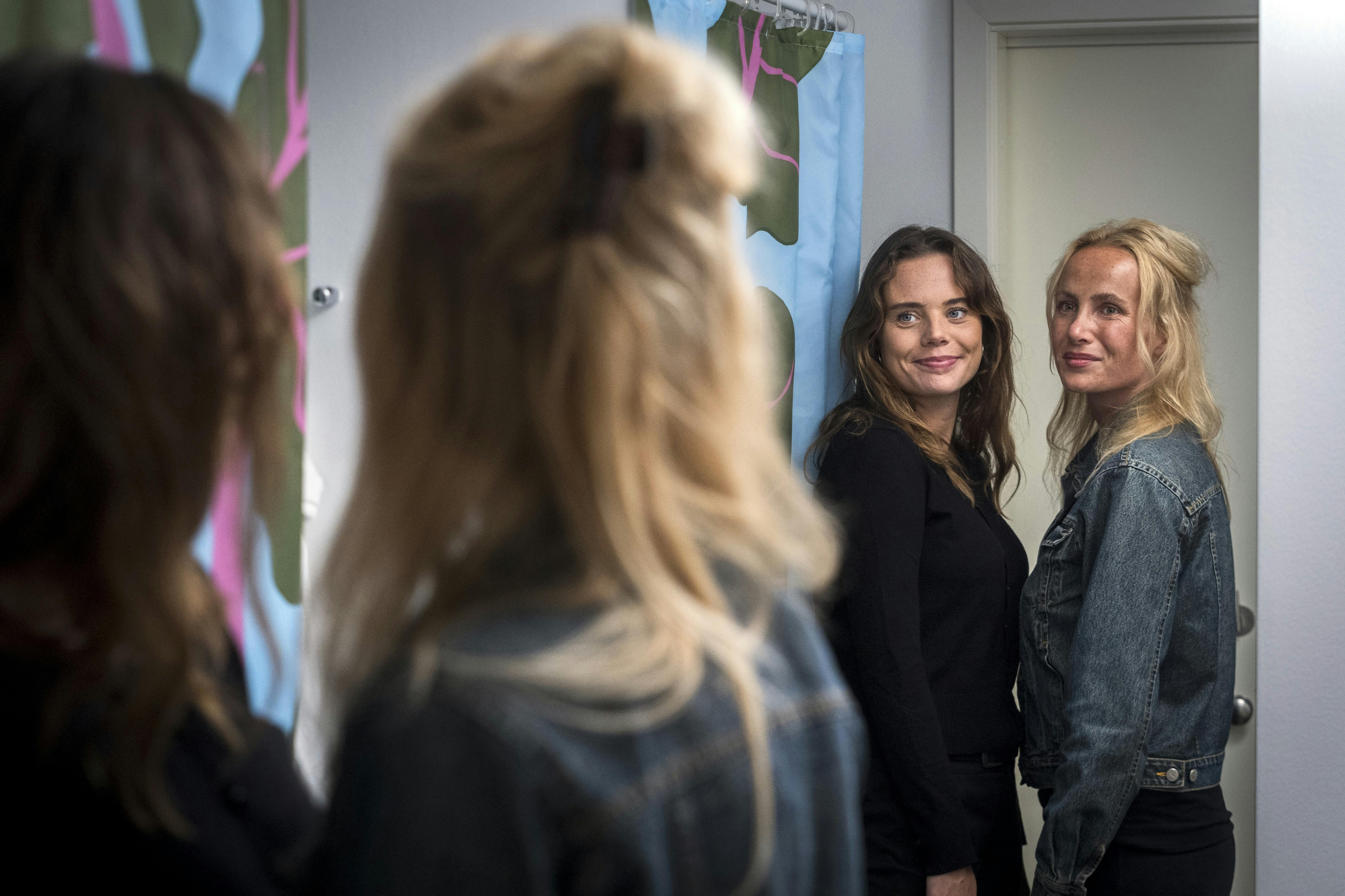 Foto af Iben Schmidt og Katrine Maria Goli Jensen, som er bedste venner, søstre og har samme donor