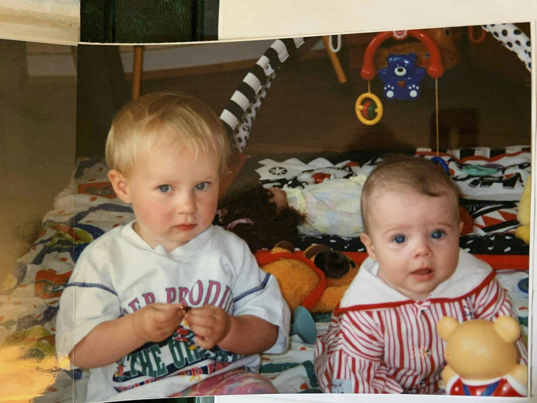 Foto af Iben Schmidt og Katrine Maria Goli Jensen som børn, som er bedste venner, søstre og har samme donor