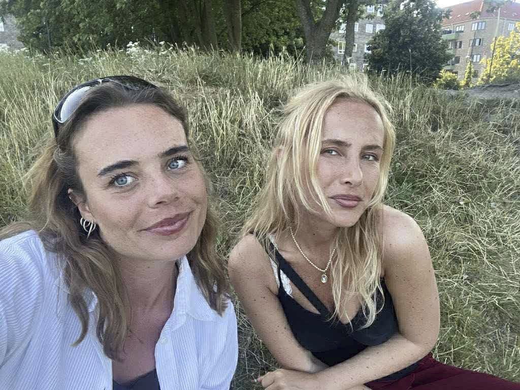Privatfoto af Iben Schmidt og Katrine Maria Goli Jensen, som er bedste venner, søstre og har samme donor