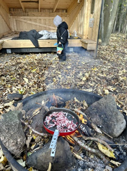 Shelterture er blevet populært: Catrine og Theo overnatter ofte ude i naturen