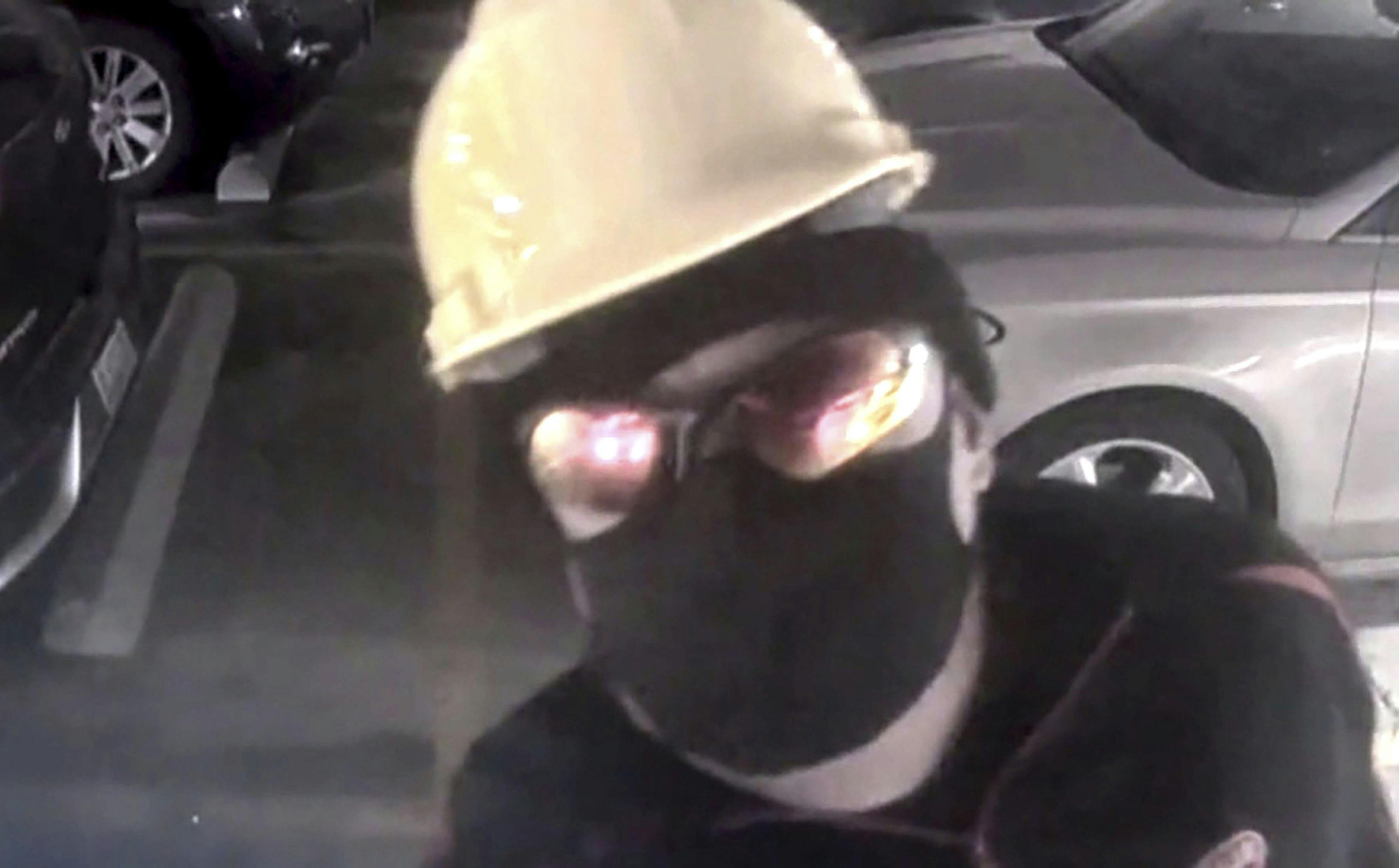 Steven Milner forsøger at dække overvågningskameraet med spray.