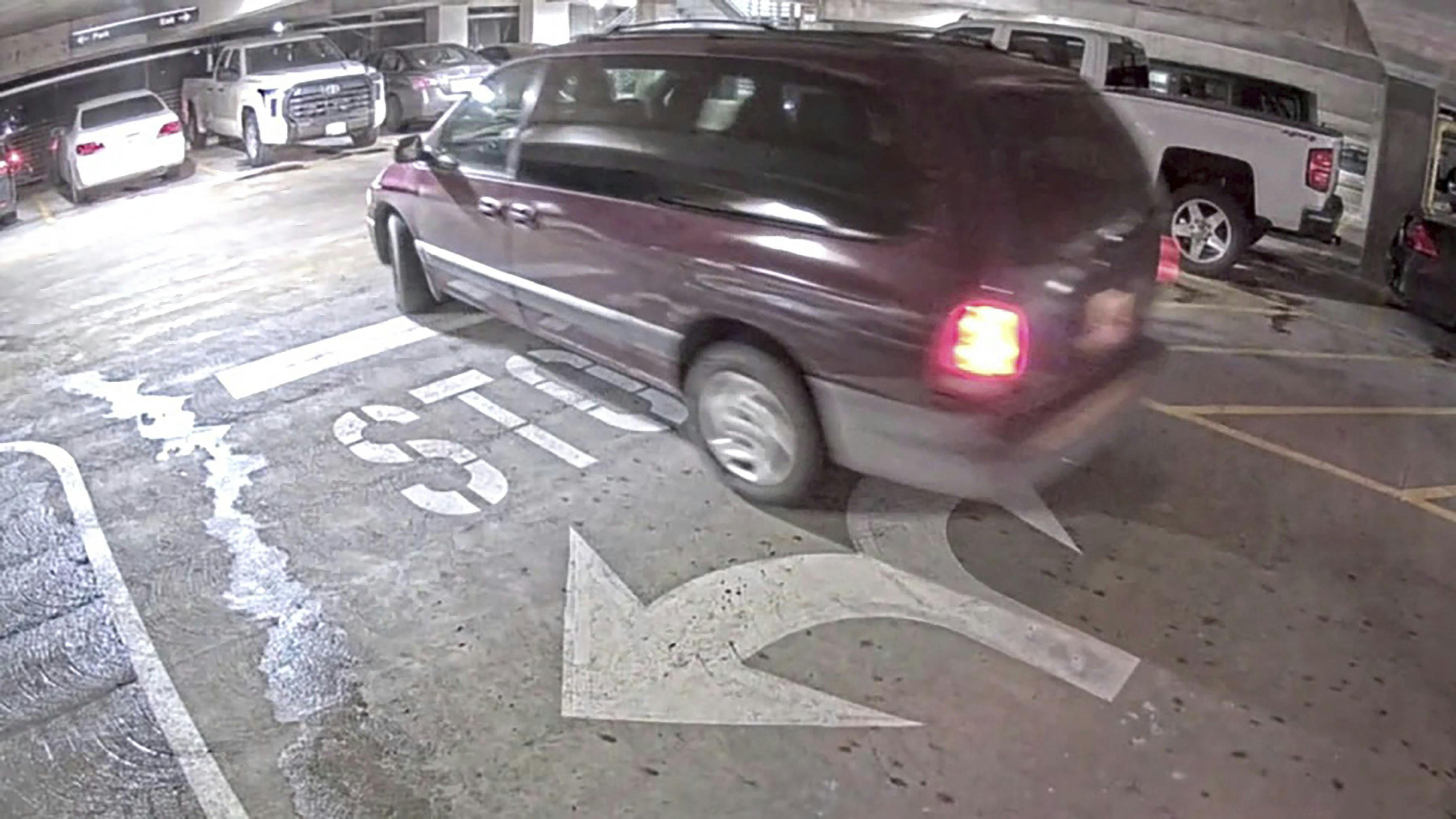 Steven Milners bil i parkeringskælderen.