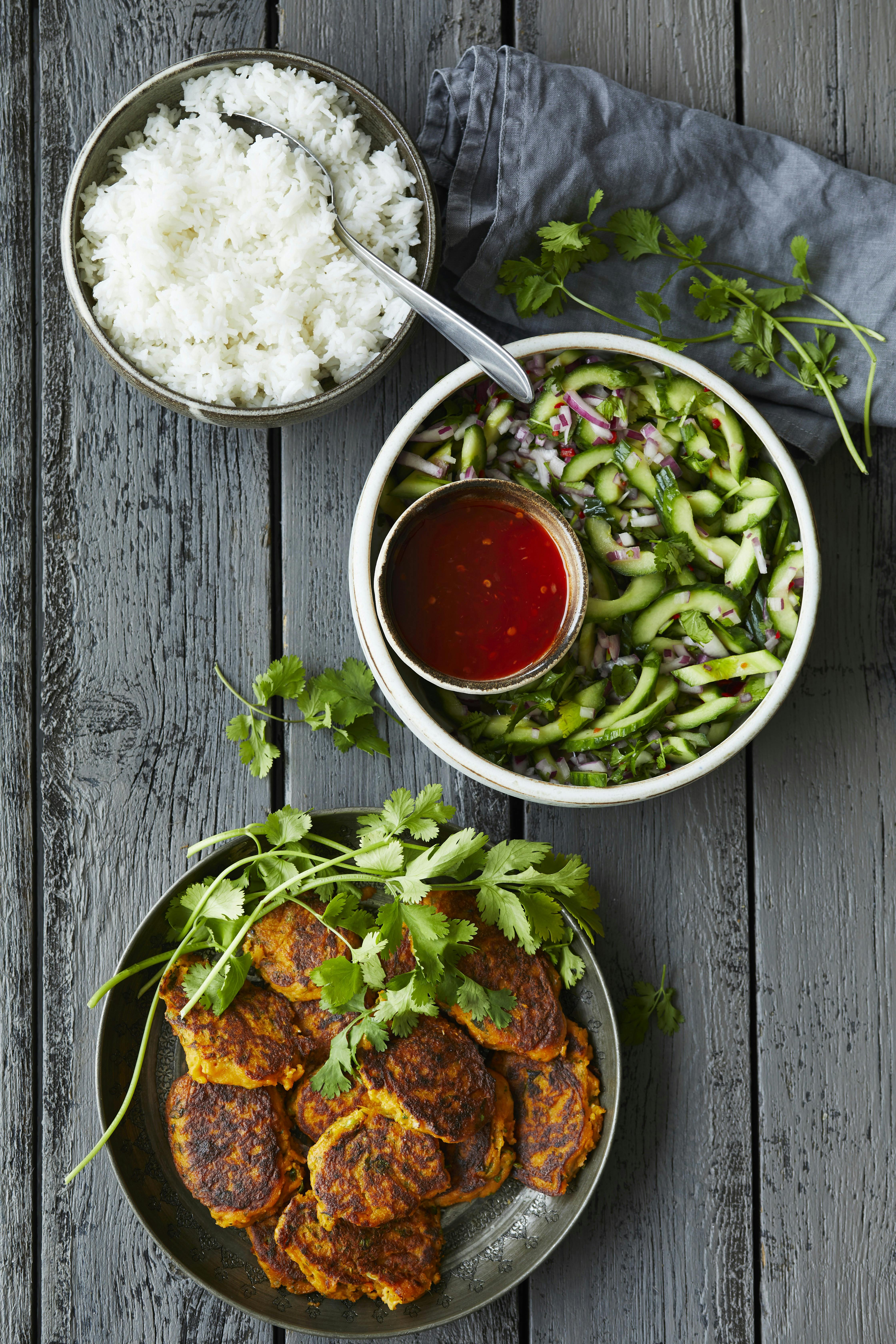 Thailandske rejefrikadeller med agurkesalat