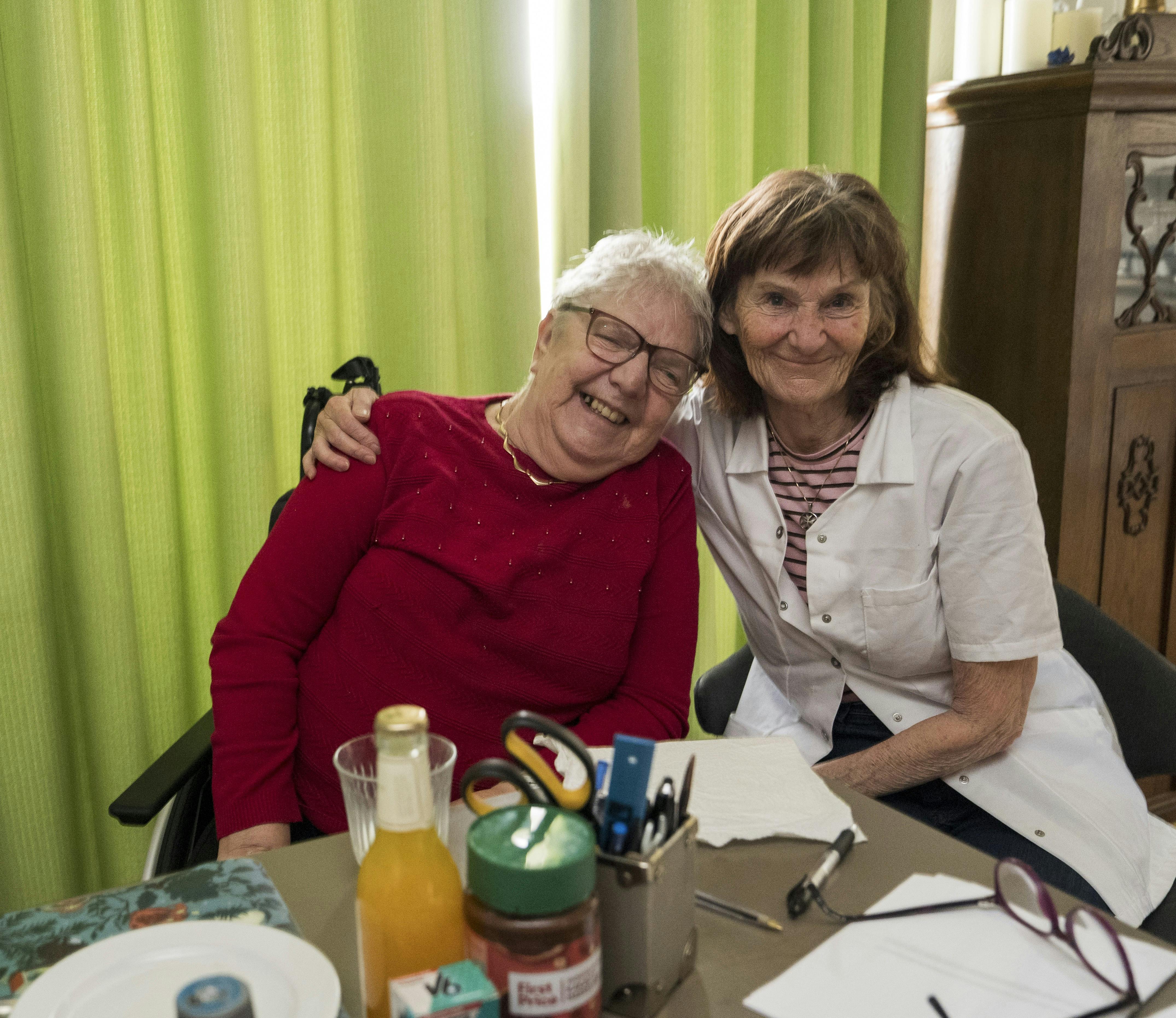 Dora Christensen Tøttrup hjælper Lily, der har sklerose.