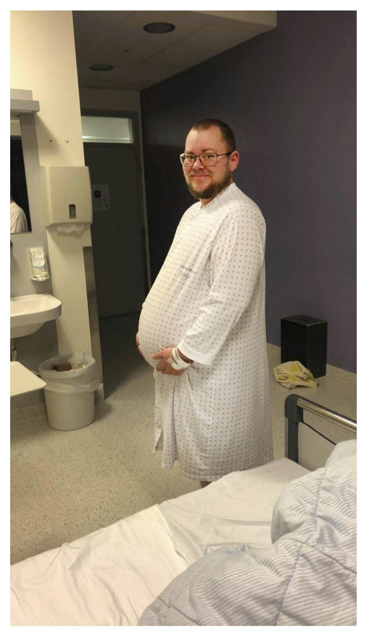 Tre fædre og to børn. Her er Kristopher gravid.