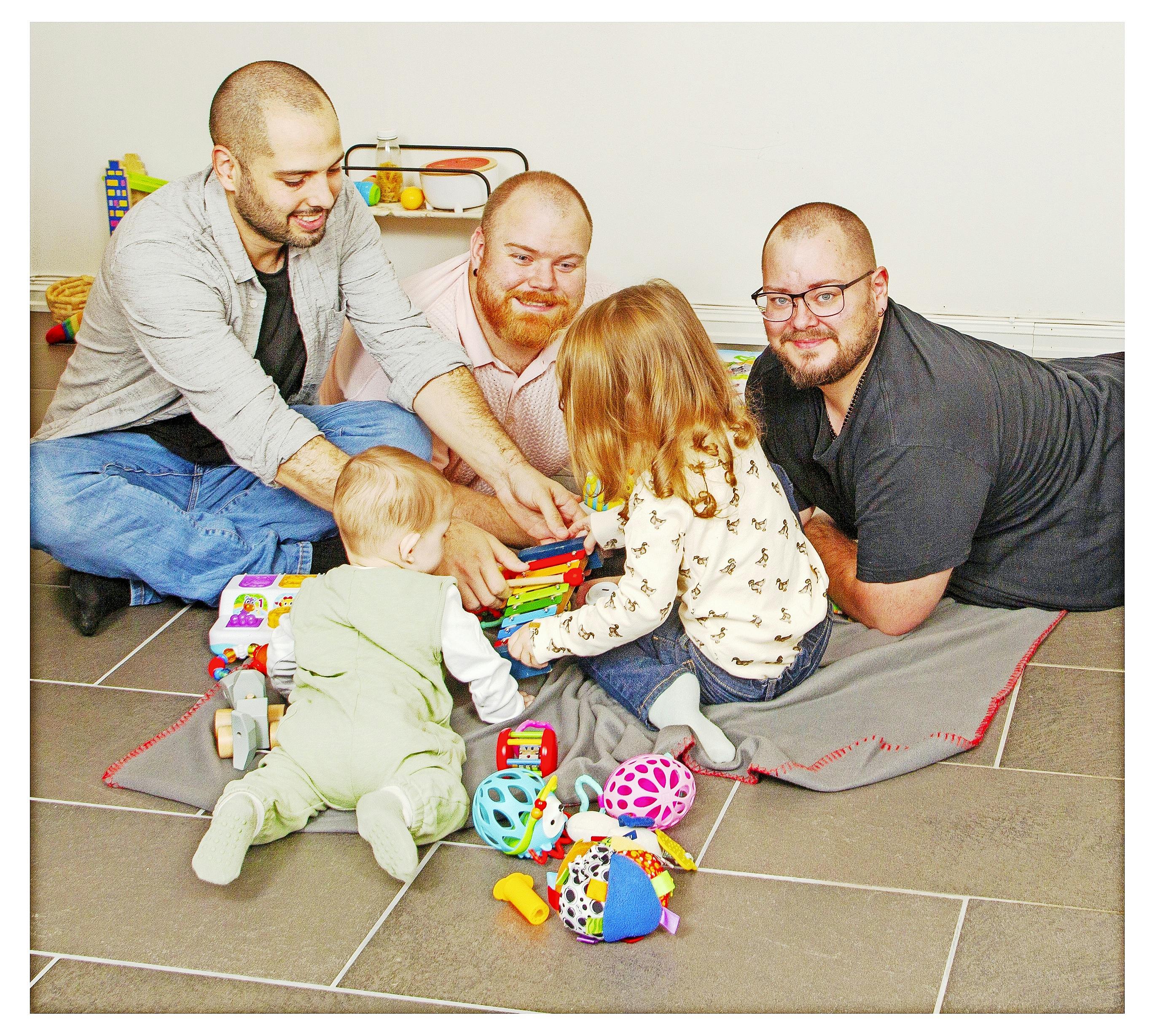 Tre fædre og deres to barn. Kristopher har født børnene.