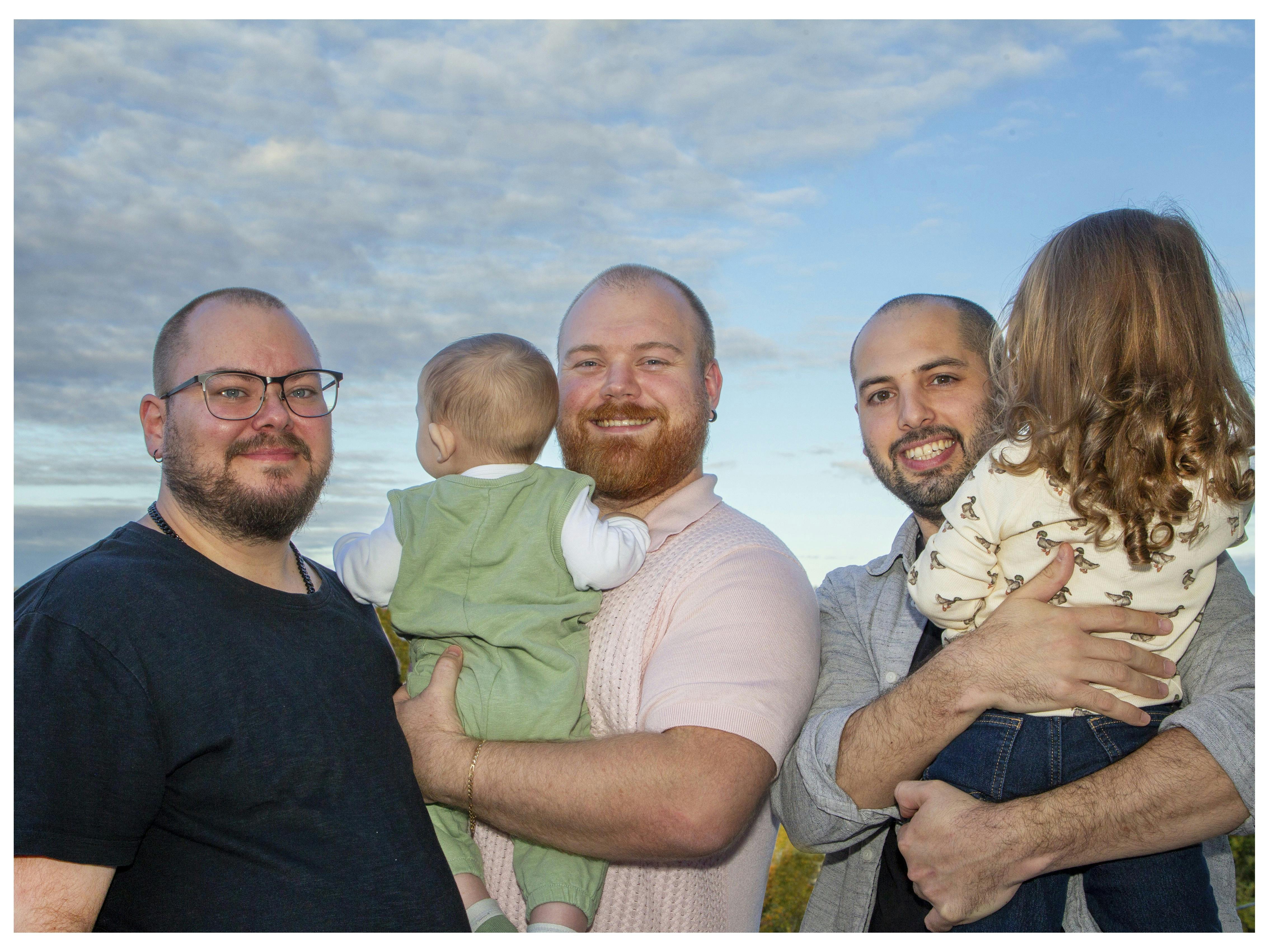 Tre fædre og deres to børn.