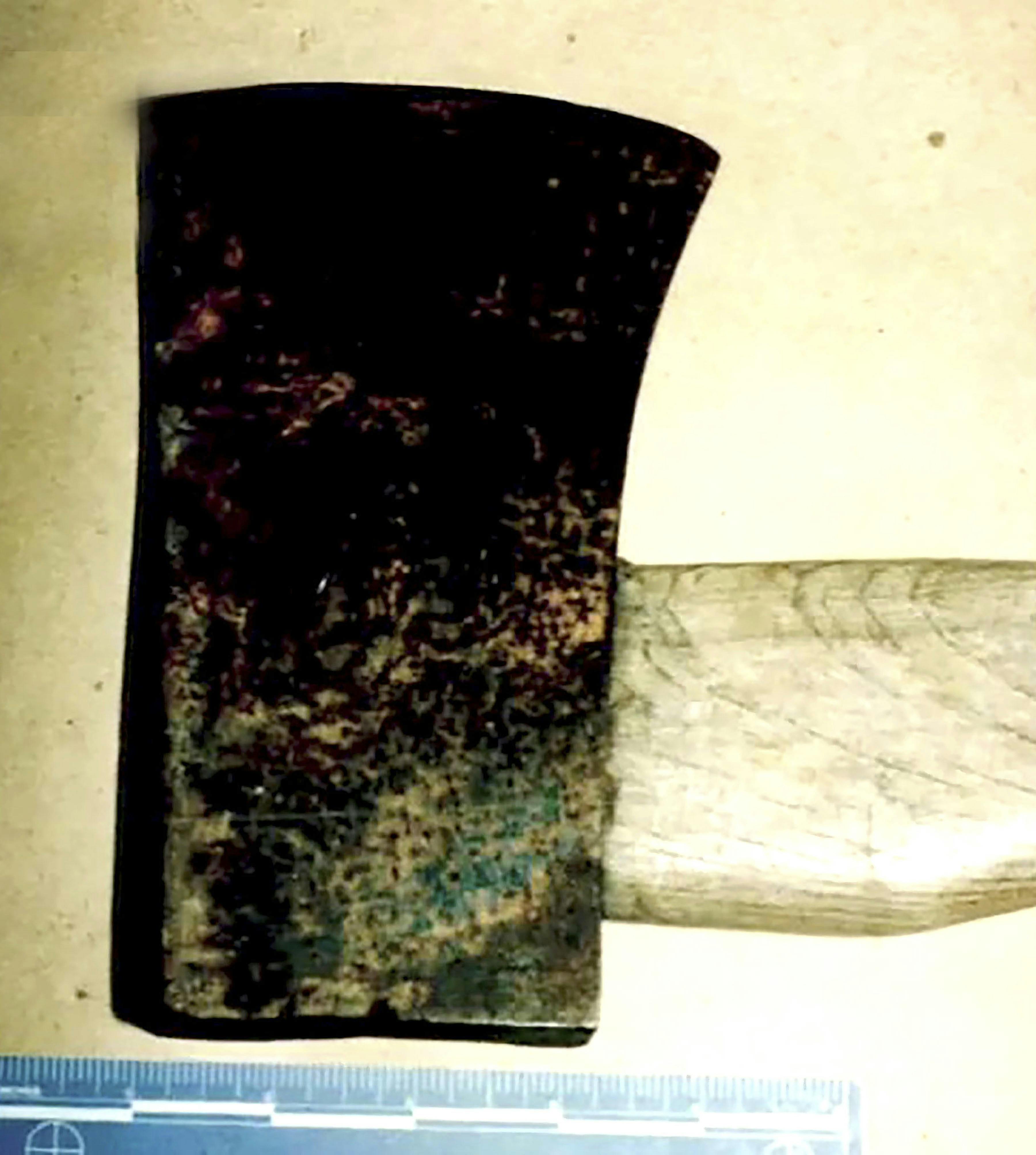 Charles Fuss brugte denne økse til at slå sin adoptivmor, Jackie Fuss, ihjel.