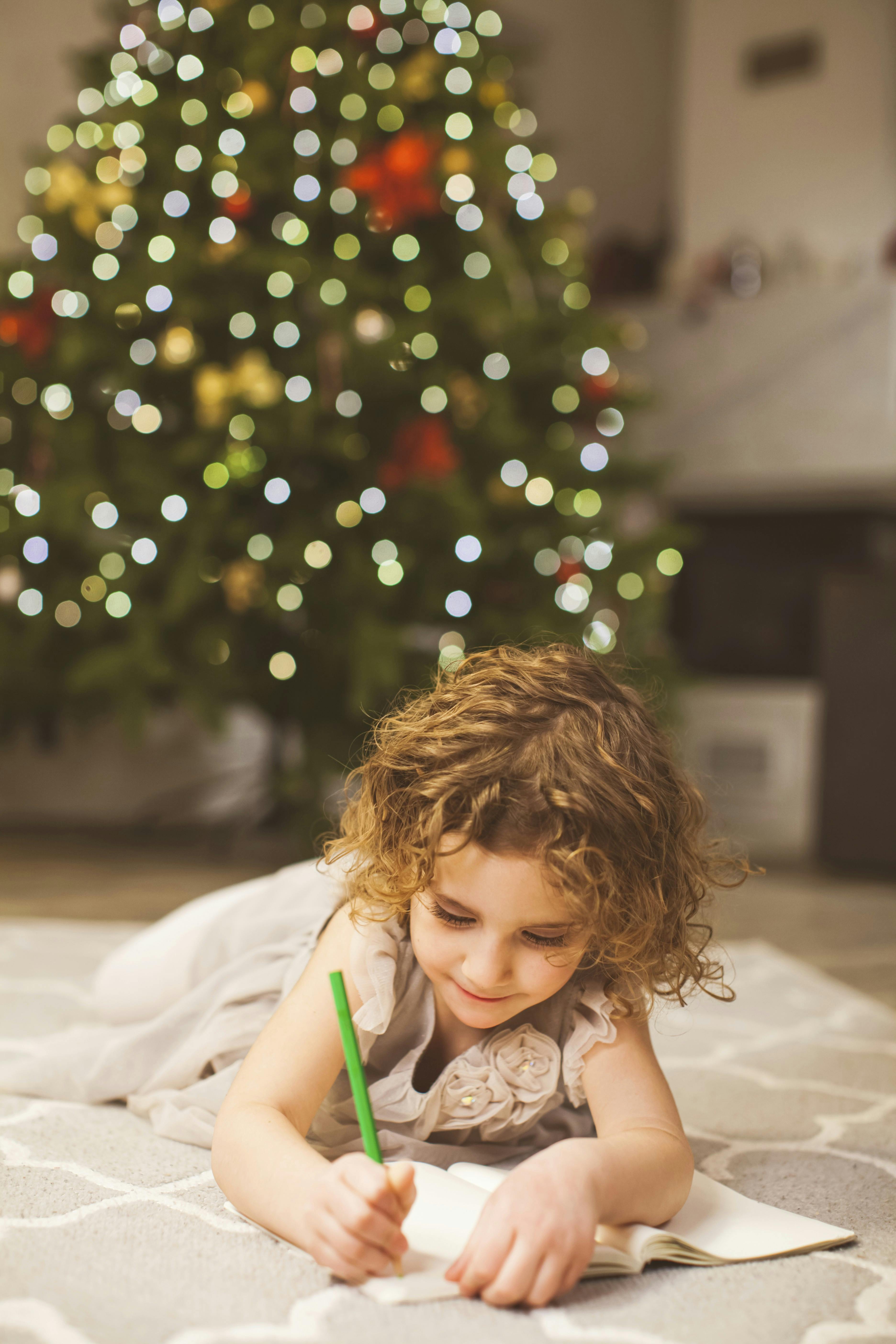 Billede af en pige, der skriver et brev til julemanden.