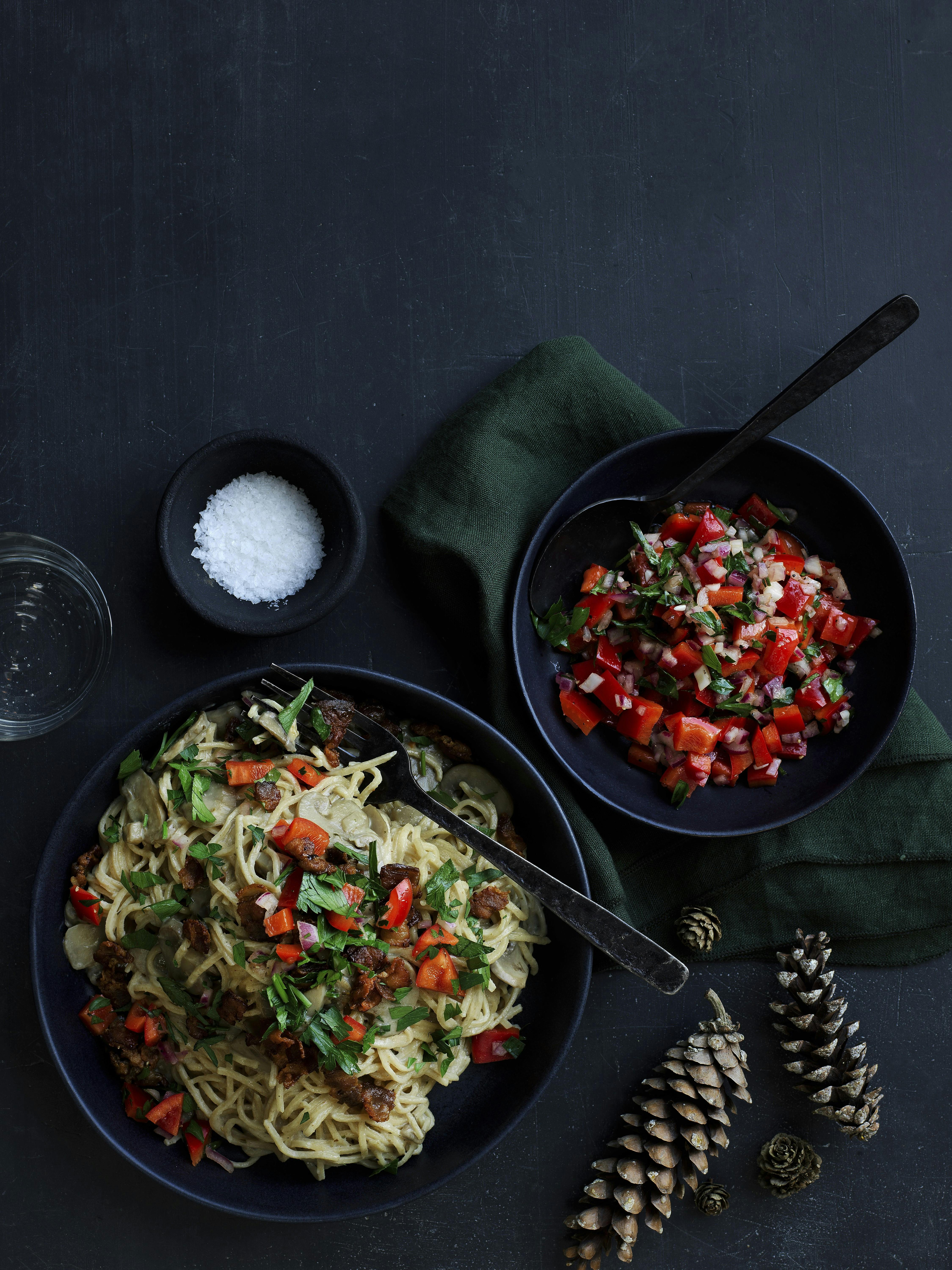 Billede af spaghetti med champignonsauce, bacon og peberfrugtsalsa