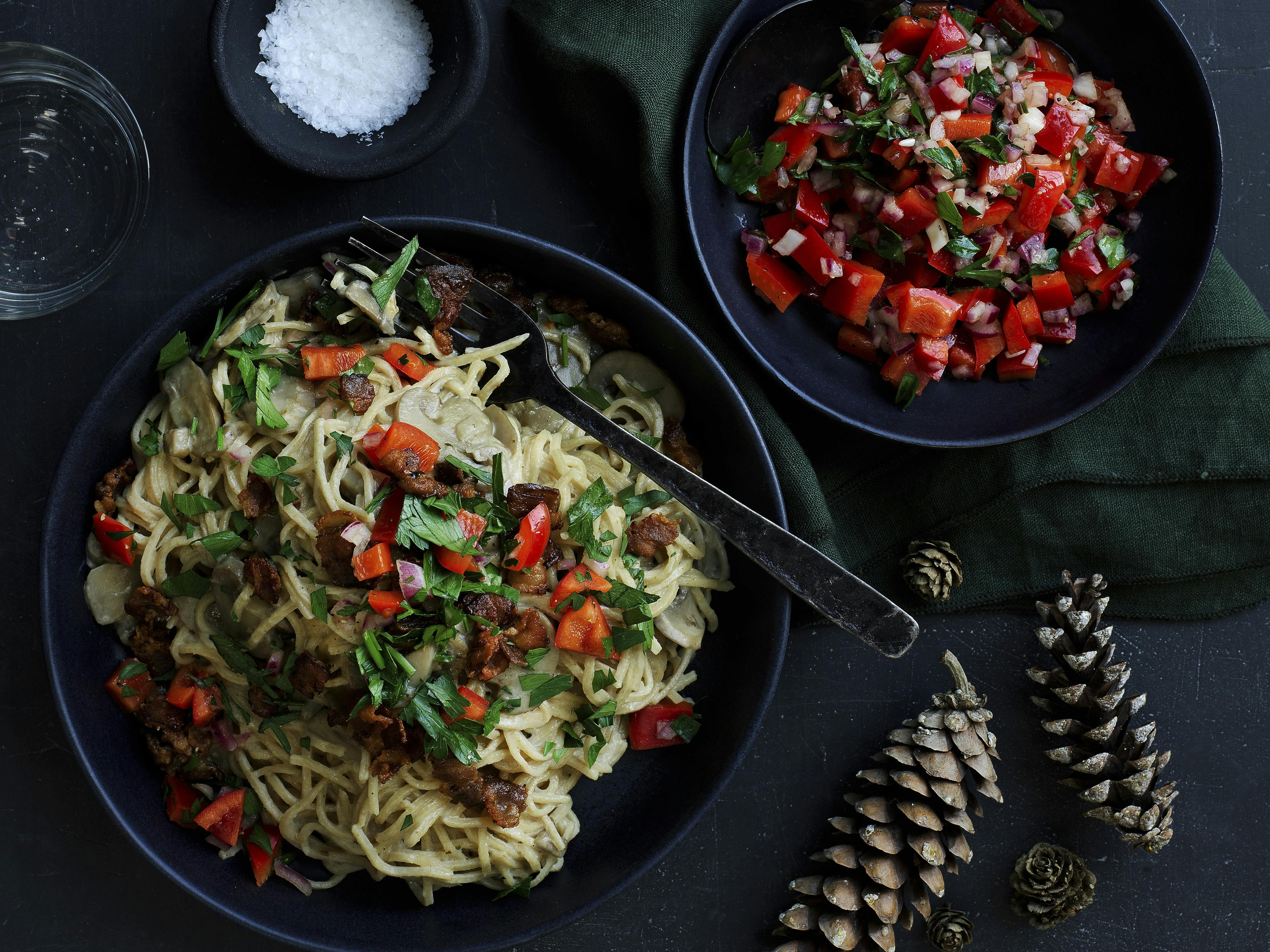 Billede af spaghetti med champignonsauce, bacon og peberfrugtsalsa