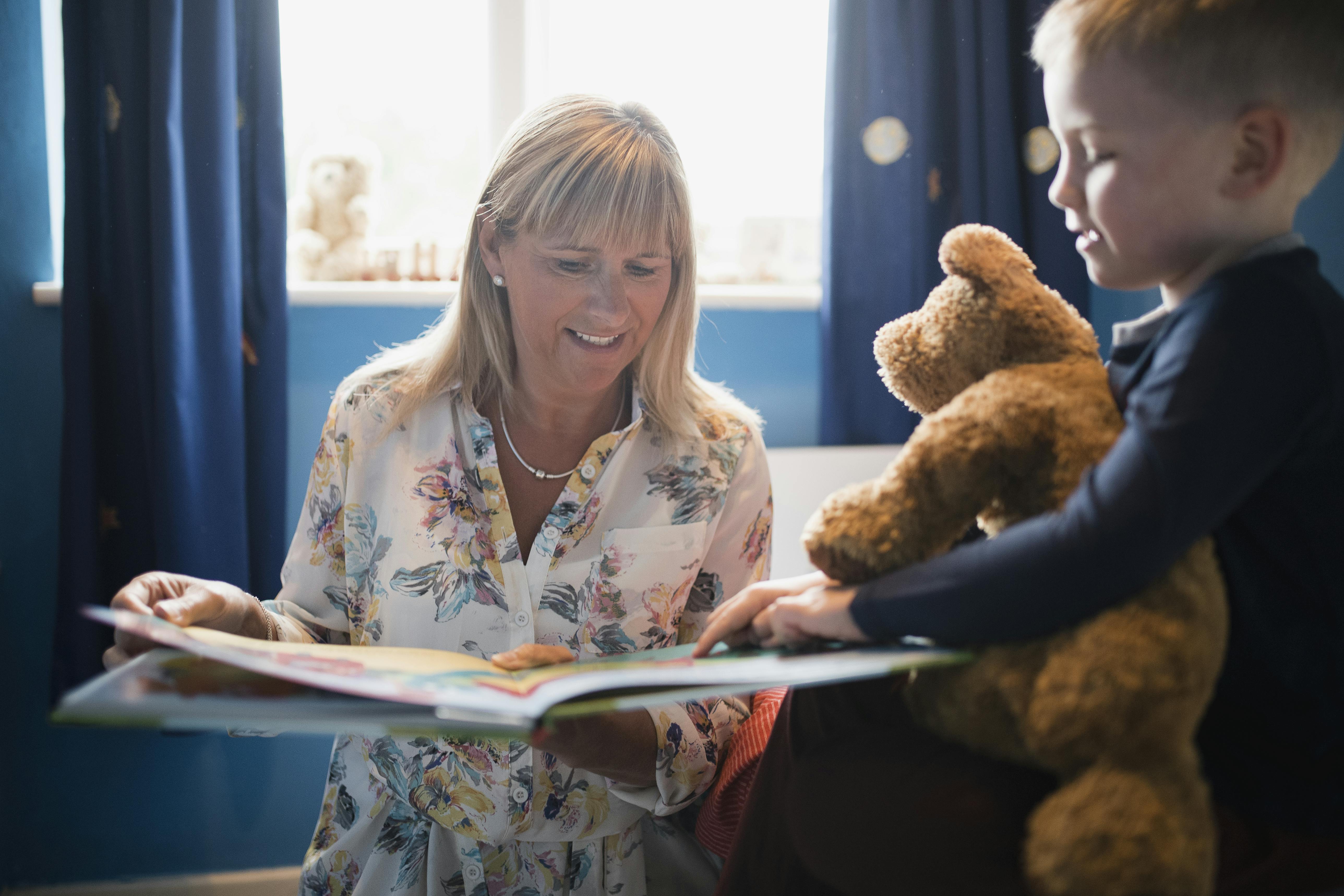 Rengøring af brugte plysdyr. Bedstemor med barnebarn og bamse.
