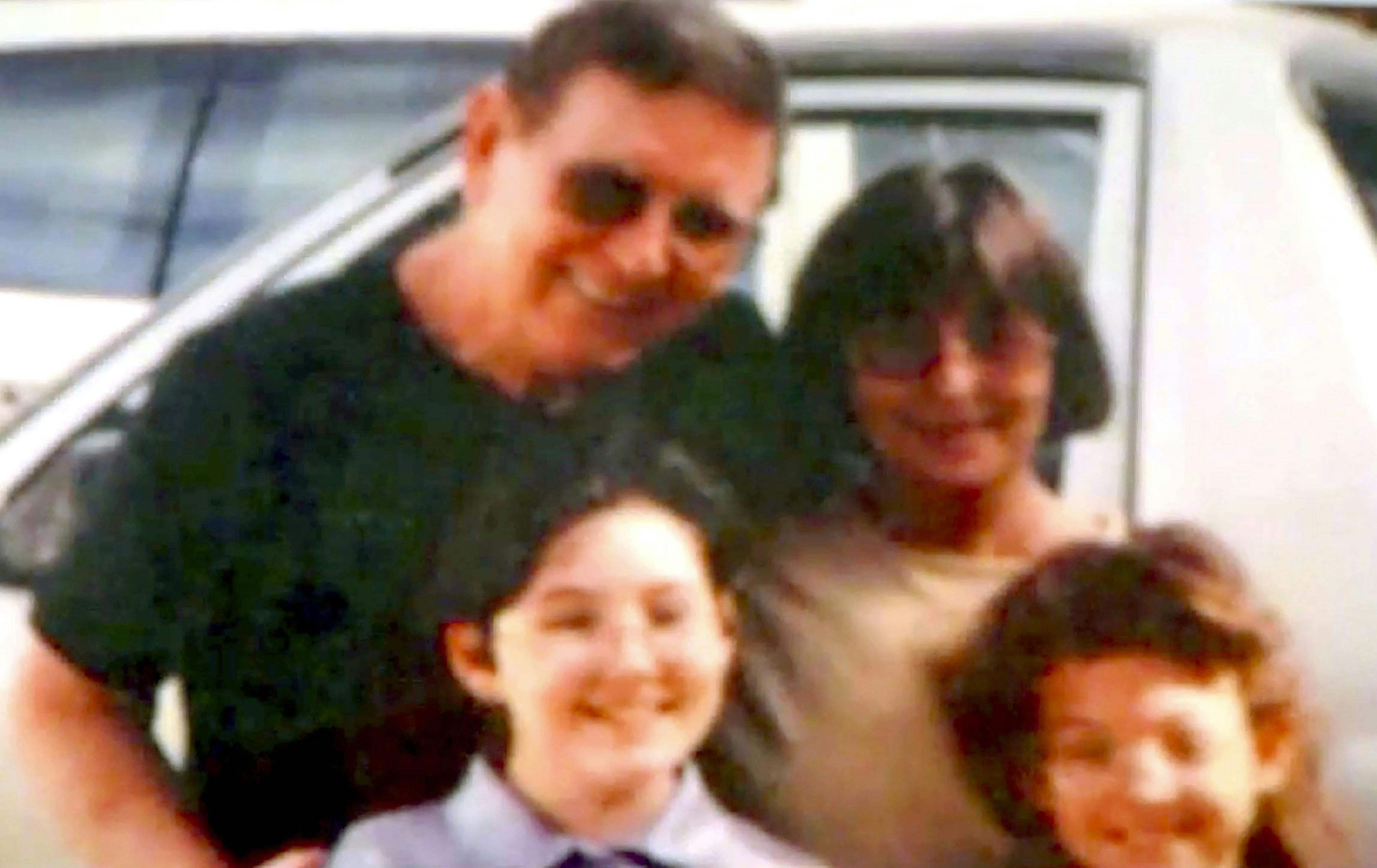 Elaine og Jack Denney sammen med to af deres børnebørn.