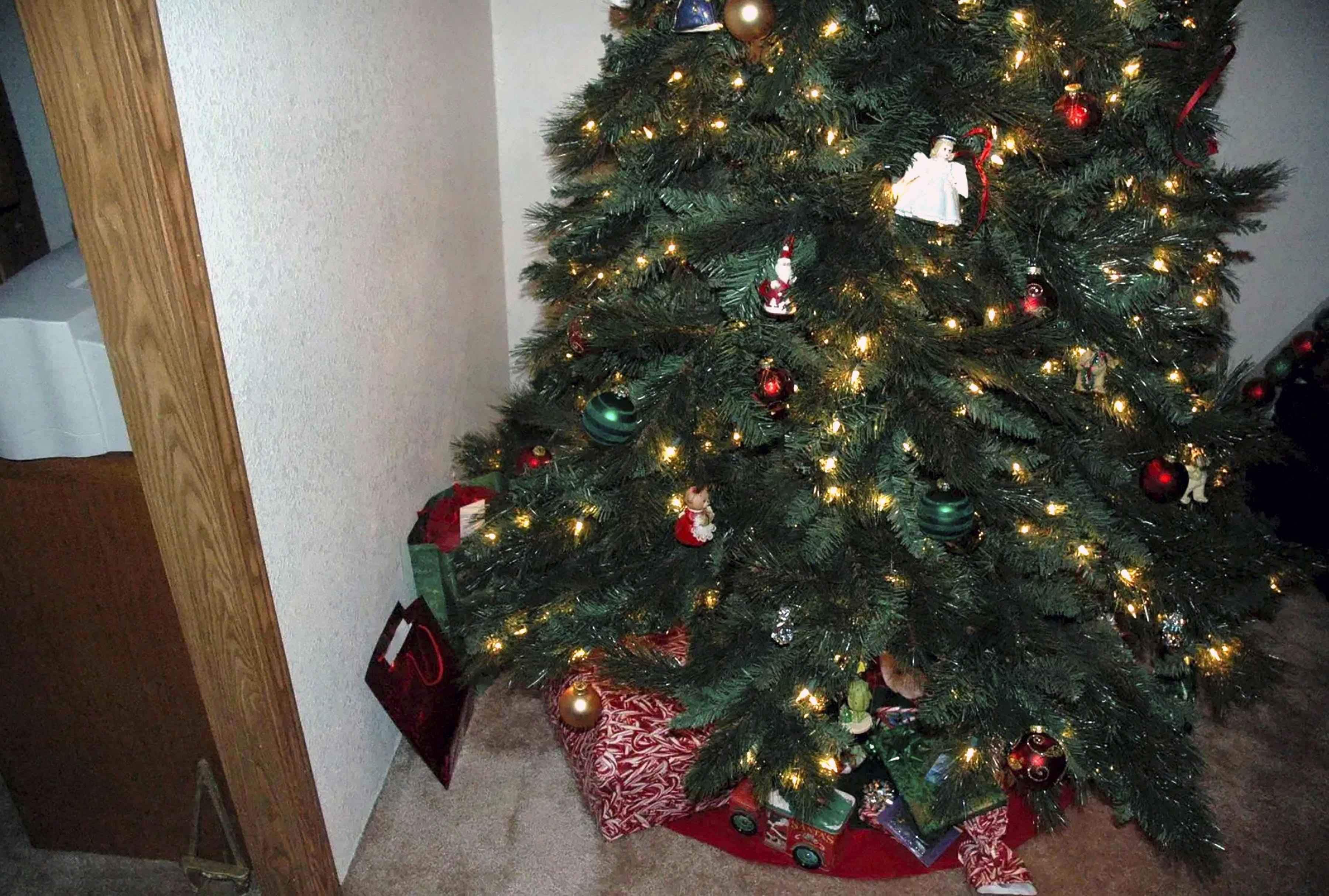 Juletræet i hjemmet, hvor Elaine og Jack blev dræbt ved siden af.