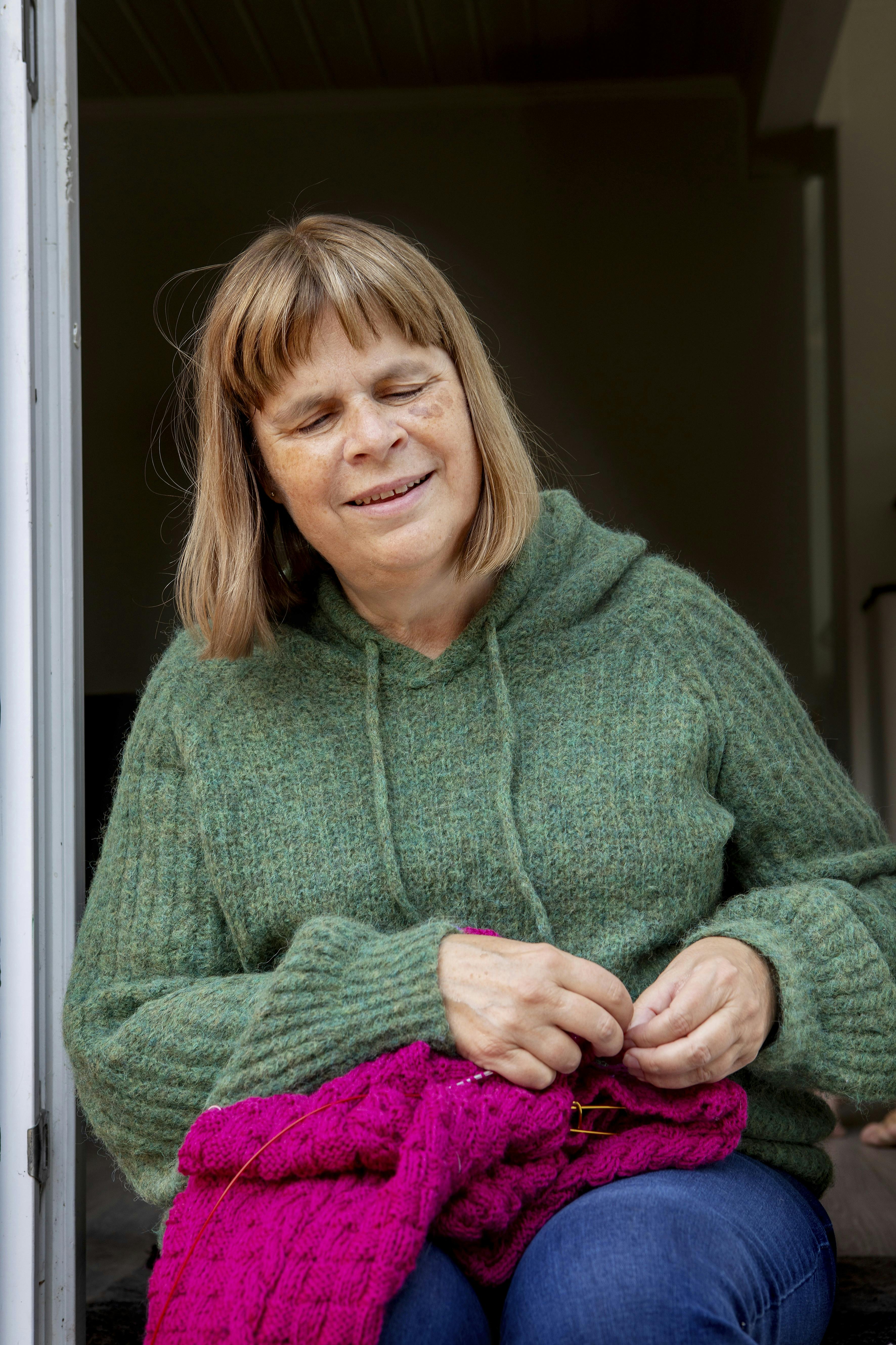 Marianne Tollefsen er født blind og strikker.