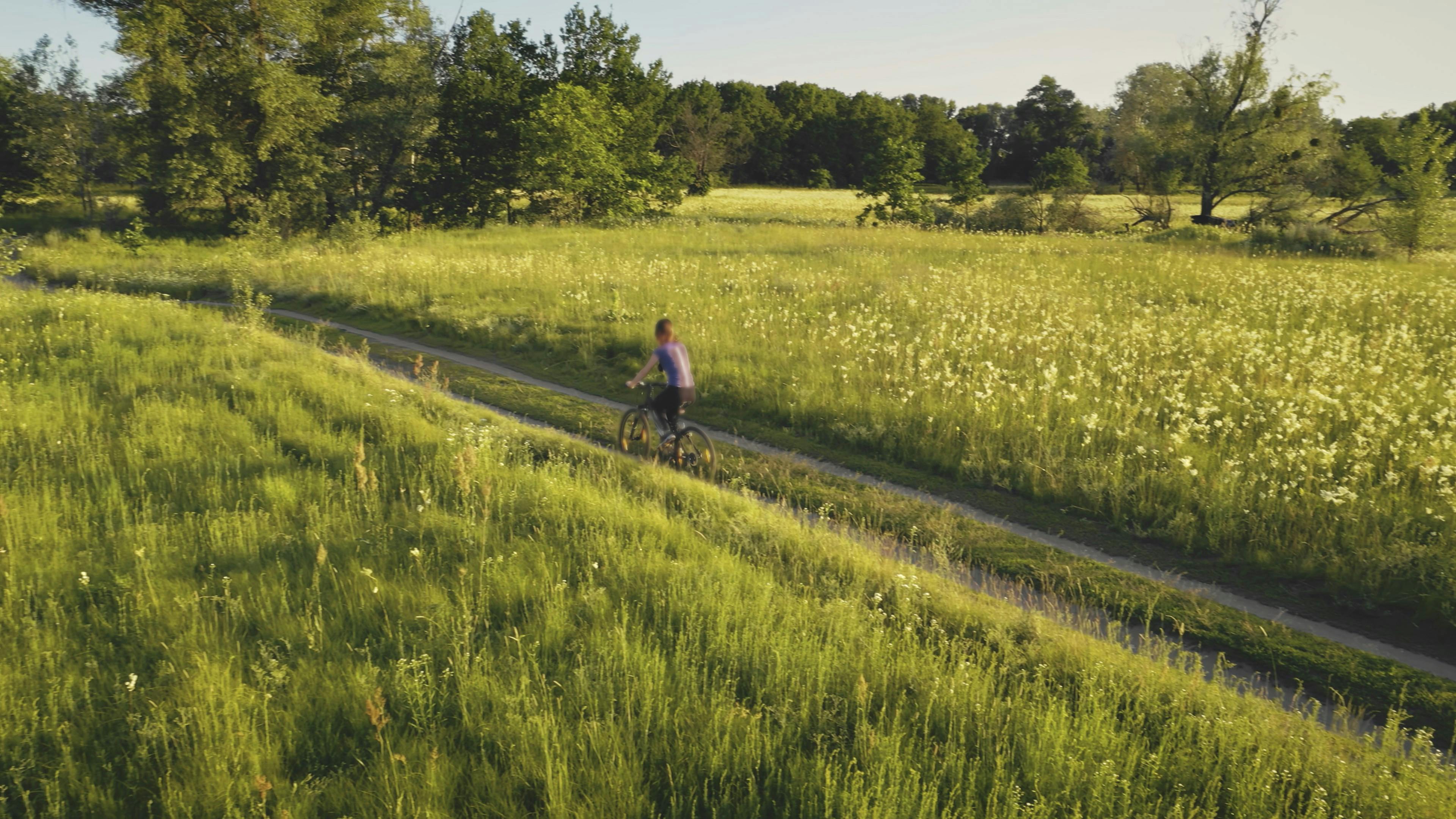 Kvinde cykler på en sti - 16-årige Kirsten Olsen forsvandt den 11. juli 1981 på Djursland og blev senere fundet myrdet.