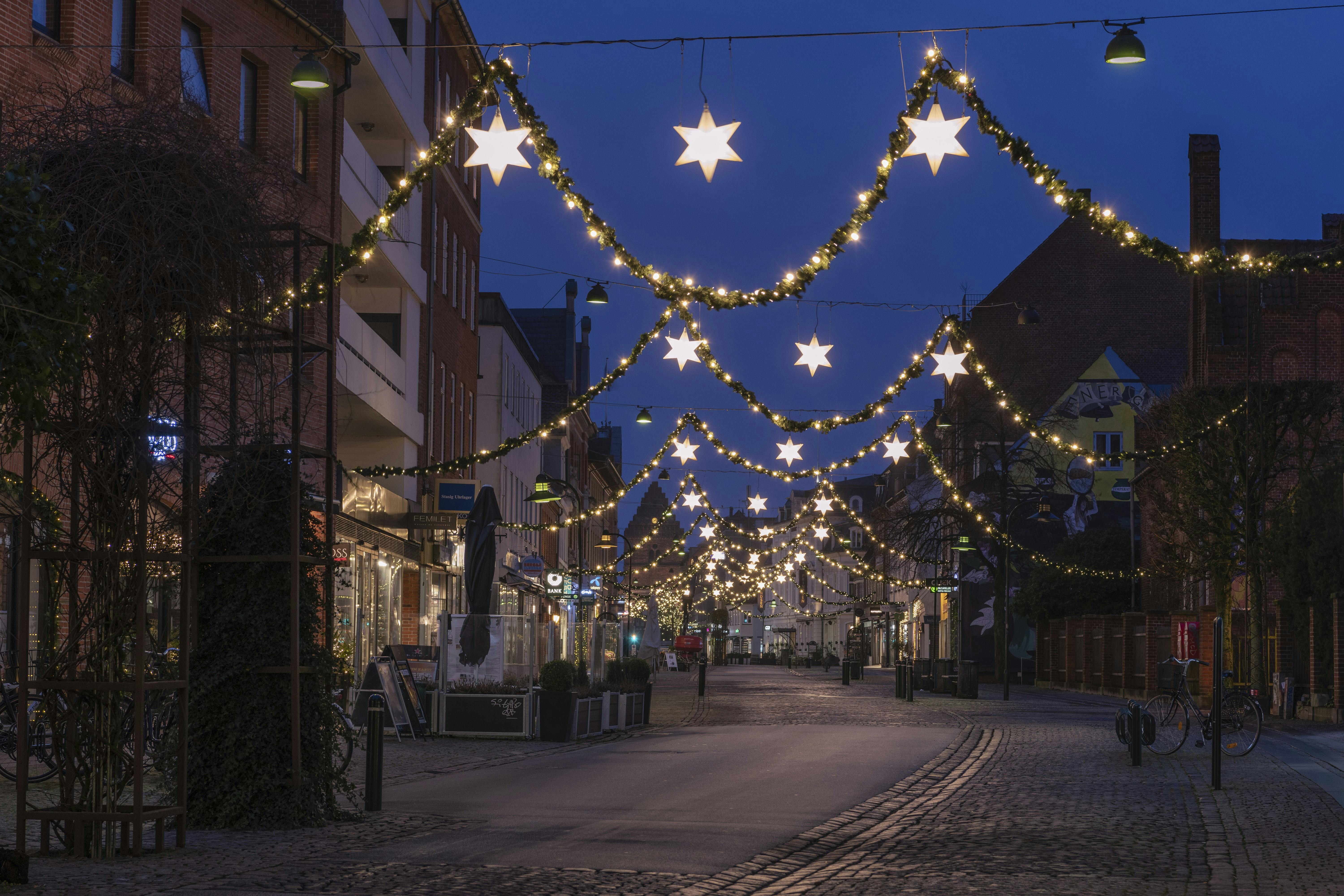 Juleudsmykning i Algade i Roskilde til en læserfortællingen: Der blev sunget for de fattige.