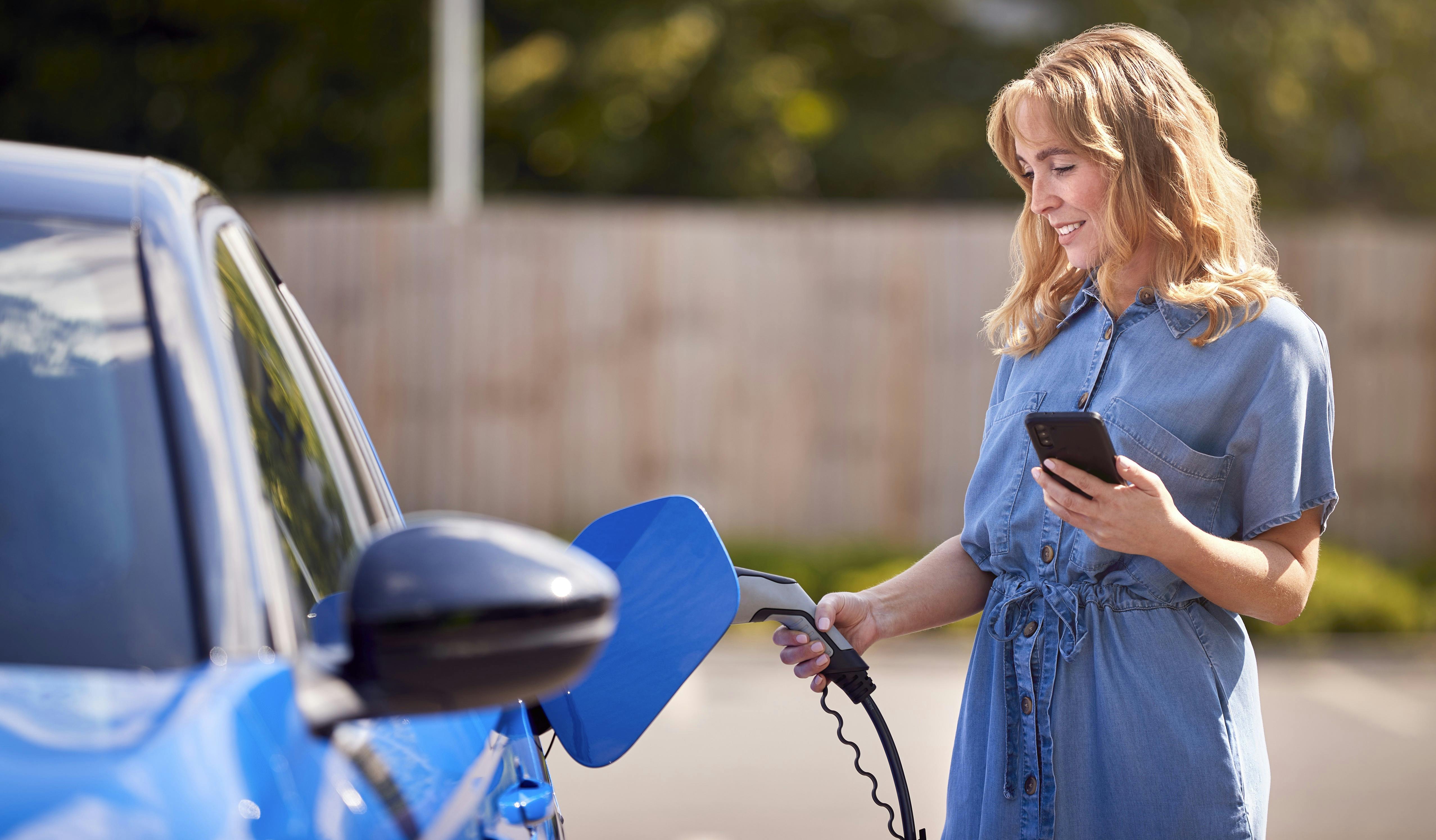 Elbiler: Drop all inclusive-ladeabonnementet og spar penge - Kvinde oplader elbil