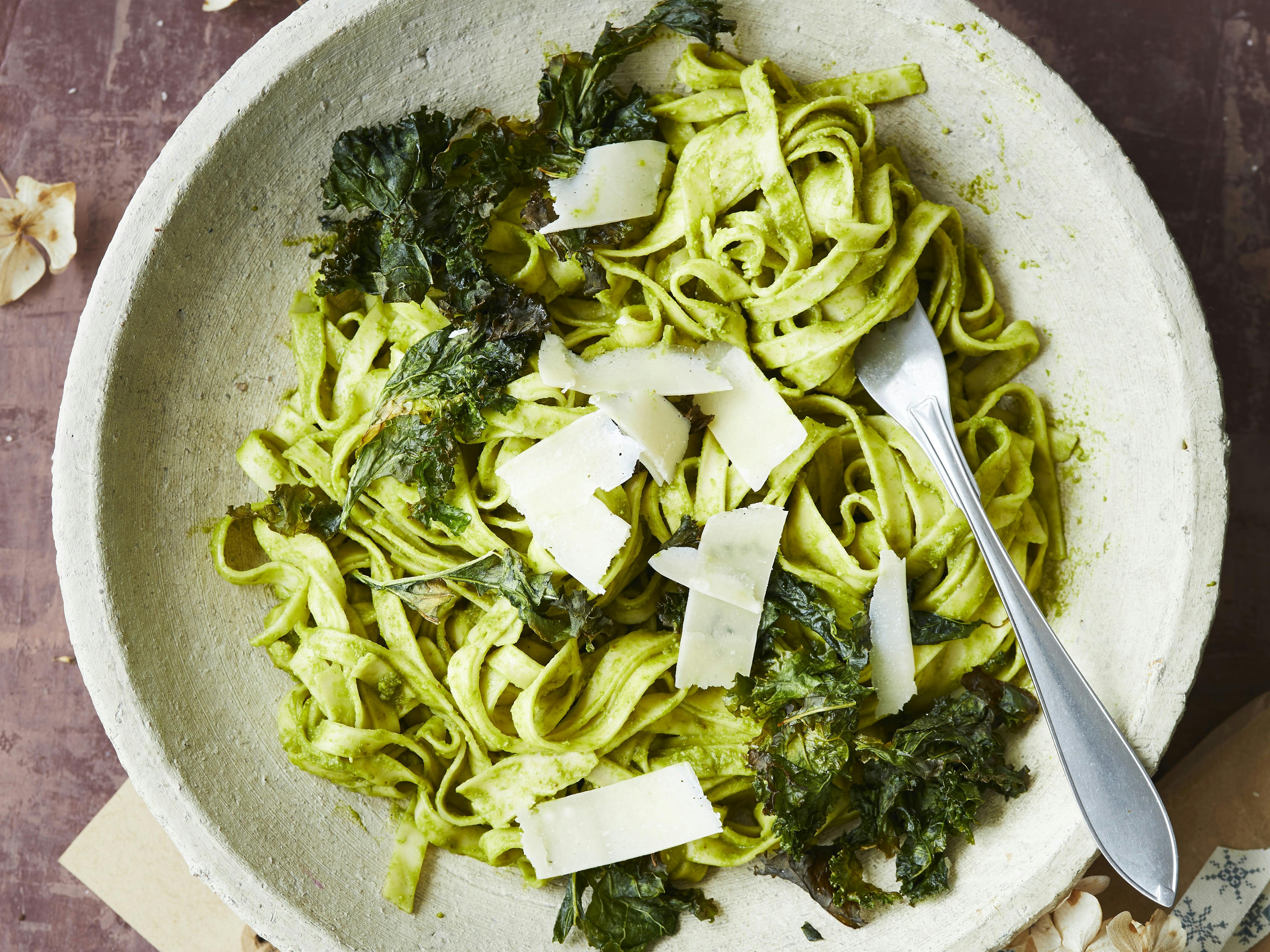 Pasta med grønkålspesto og grønkålschips.