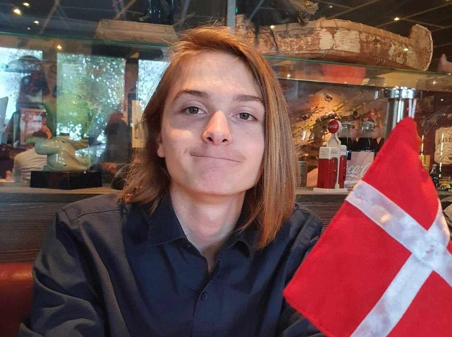 Mathias Krabbe Søe: Mathias ved, at hans fødselsdag stadig bliver fejret, fornemmer Selma. Her ses han til den sidste, hvor han stadig var i live.