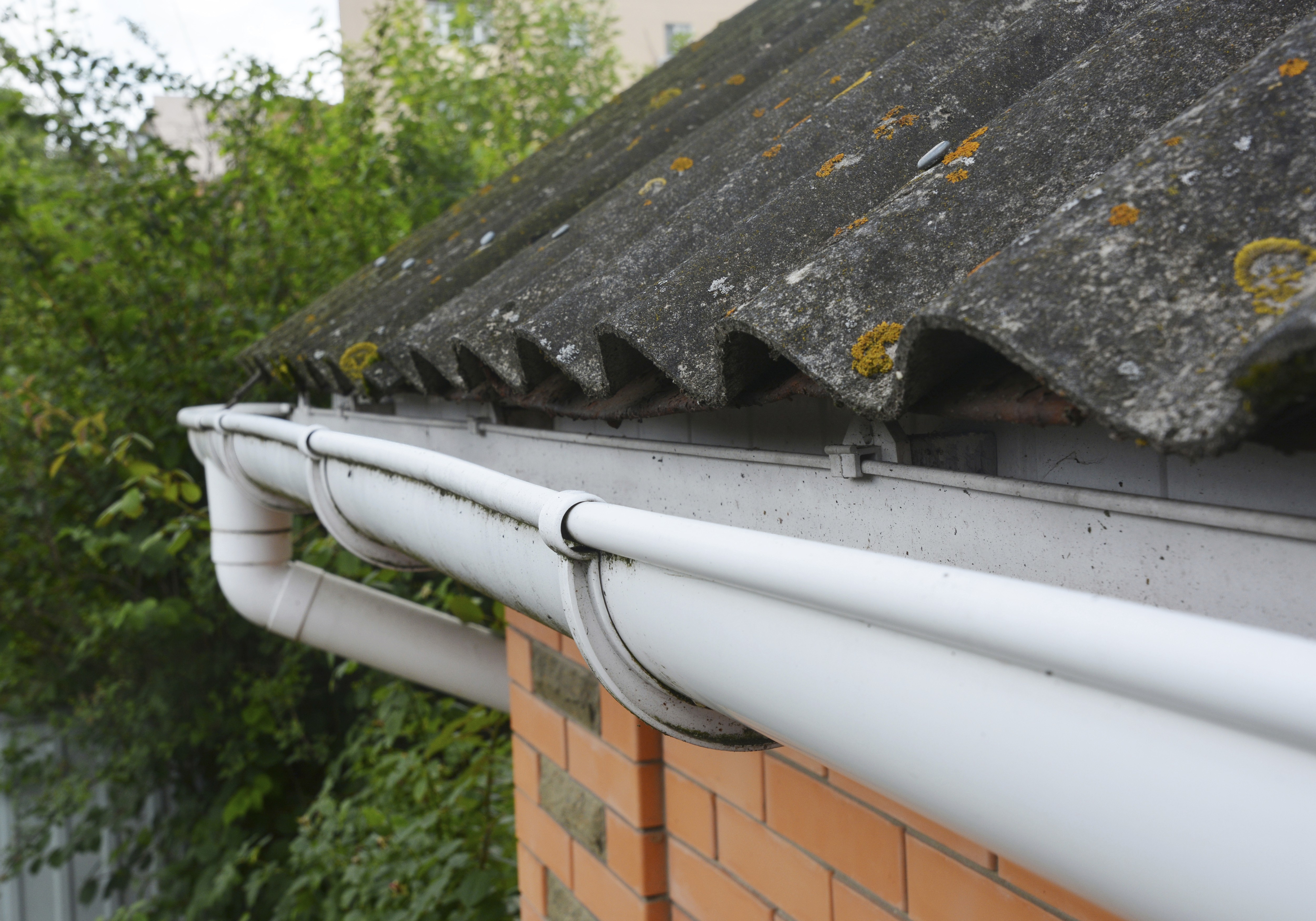 Asbest i boligen: Kun fagfolk må håndtere det - Billede af tag med asbest