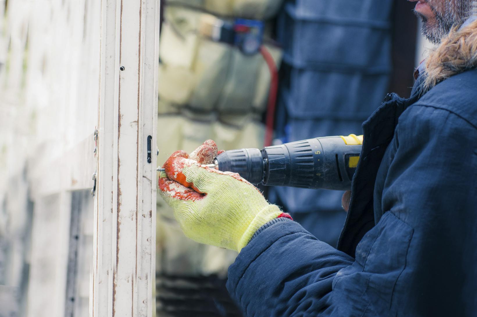 Renovér boligen i vinterhalvåret og spar penge: Håndværker i gang med at renovere bolig
