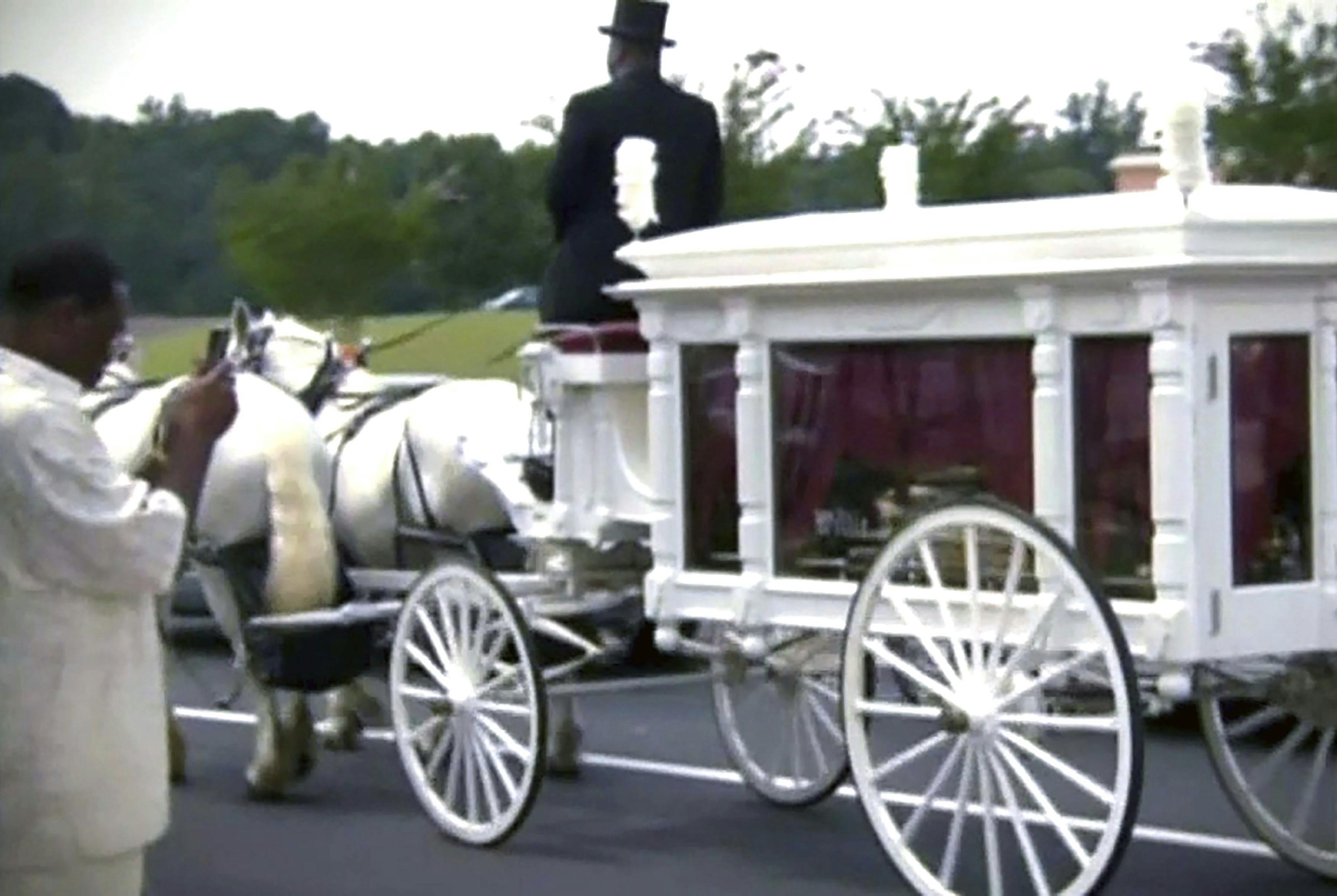  Vernon Forrest havde en hestetrukket ligvogn, da han blev kørt til sit hvilested.