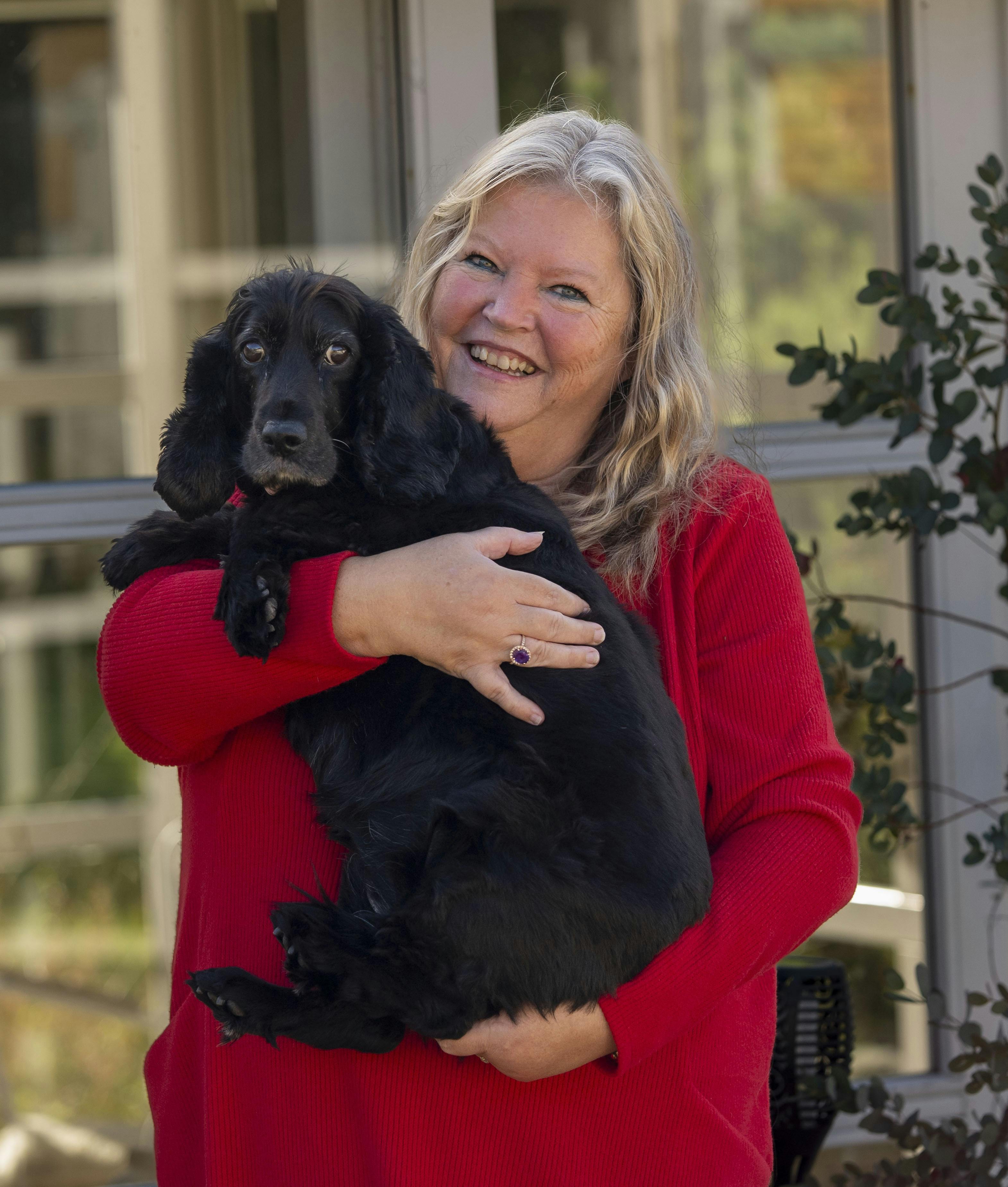 Joan Kjælhede Hersø sammen med cockerspanielen Mayday, som i dag hedder Mette.