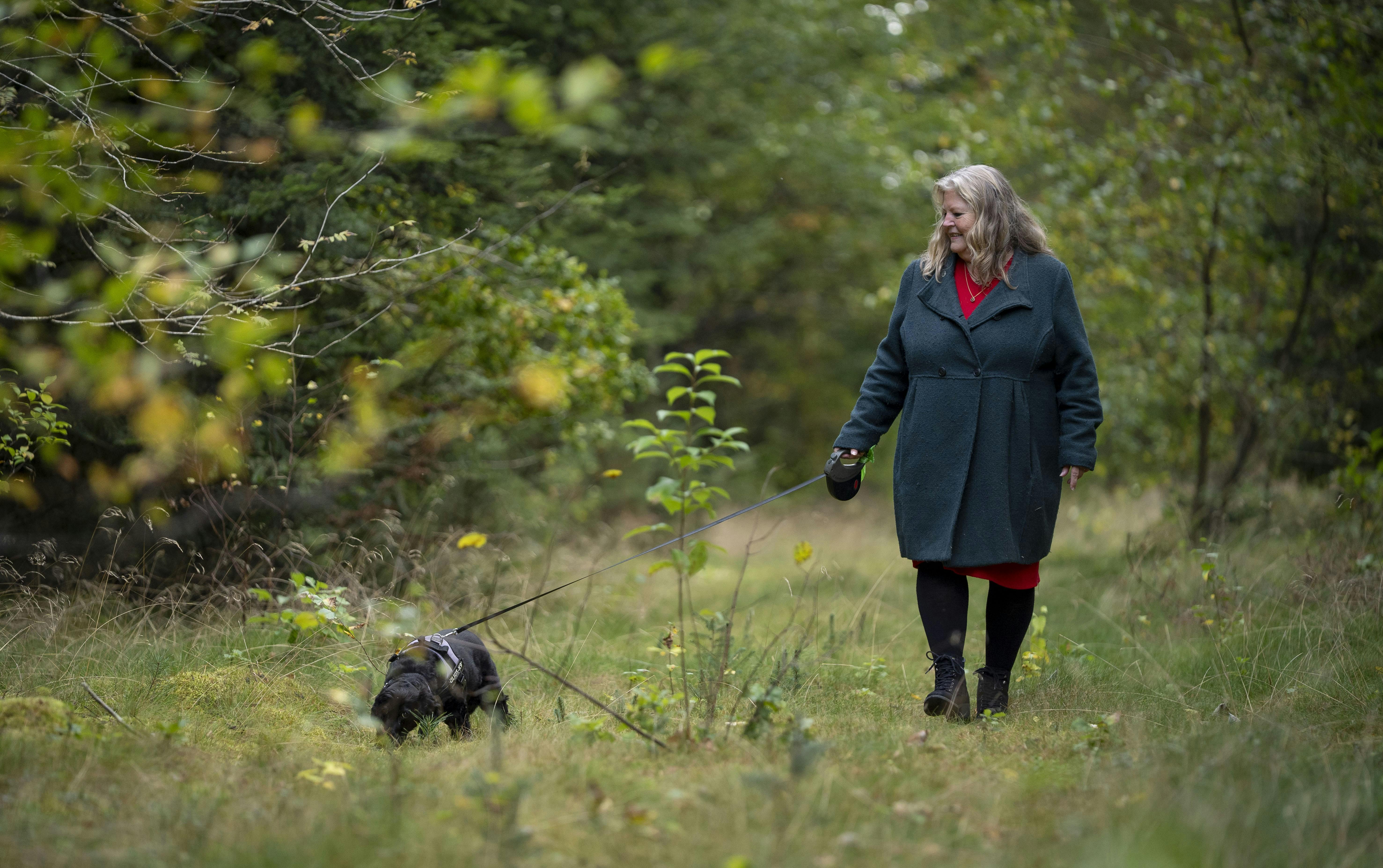 Joan Kjælhede Hersø sammen med cockerspanielen Mayday, som i dag hedder Mette.
