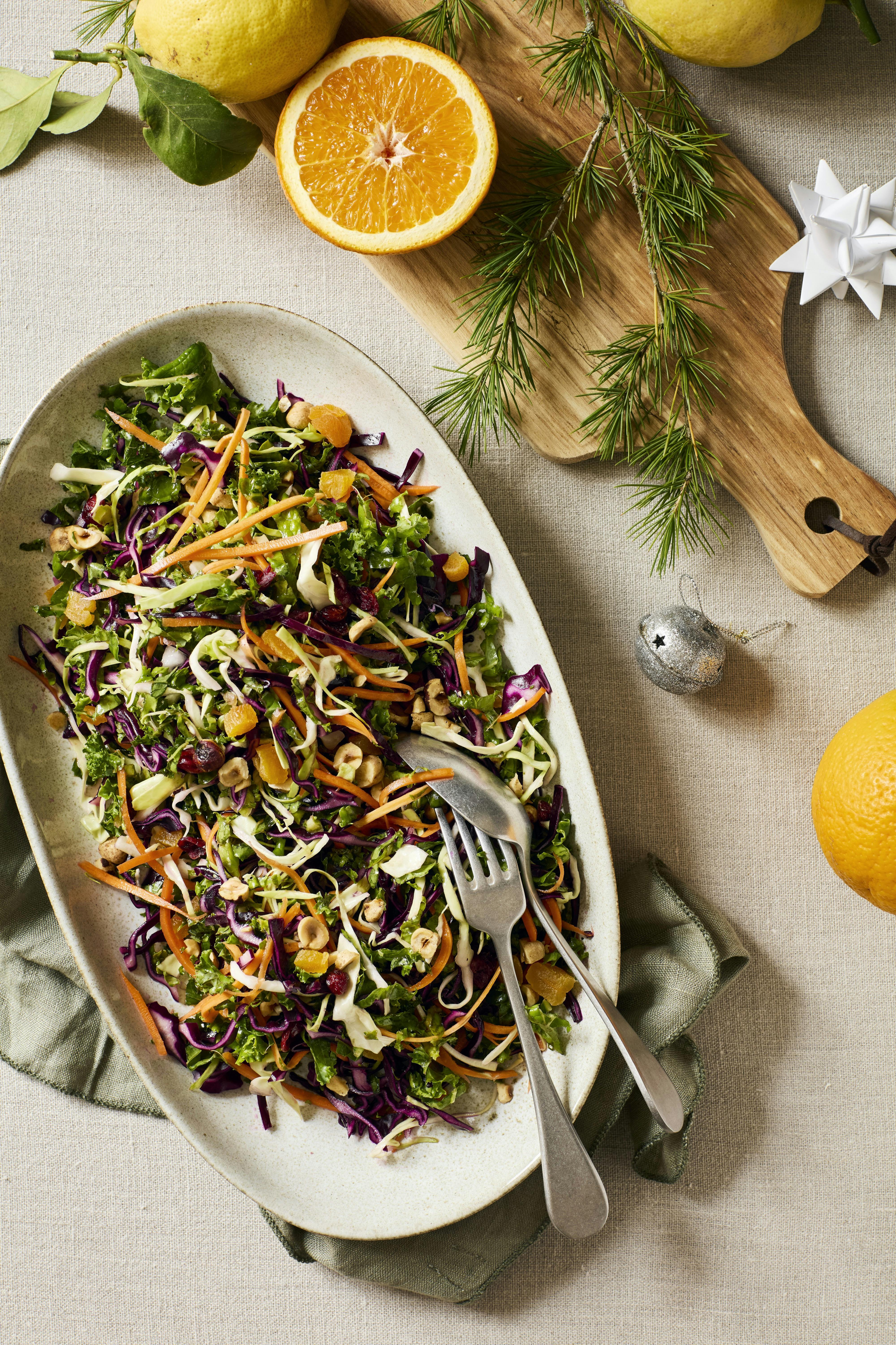 Kålsalat med tørret frugt og nødder
