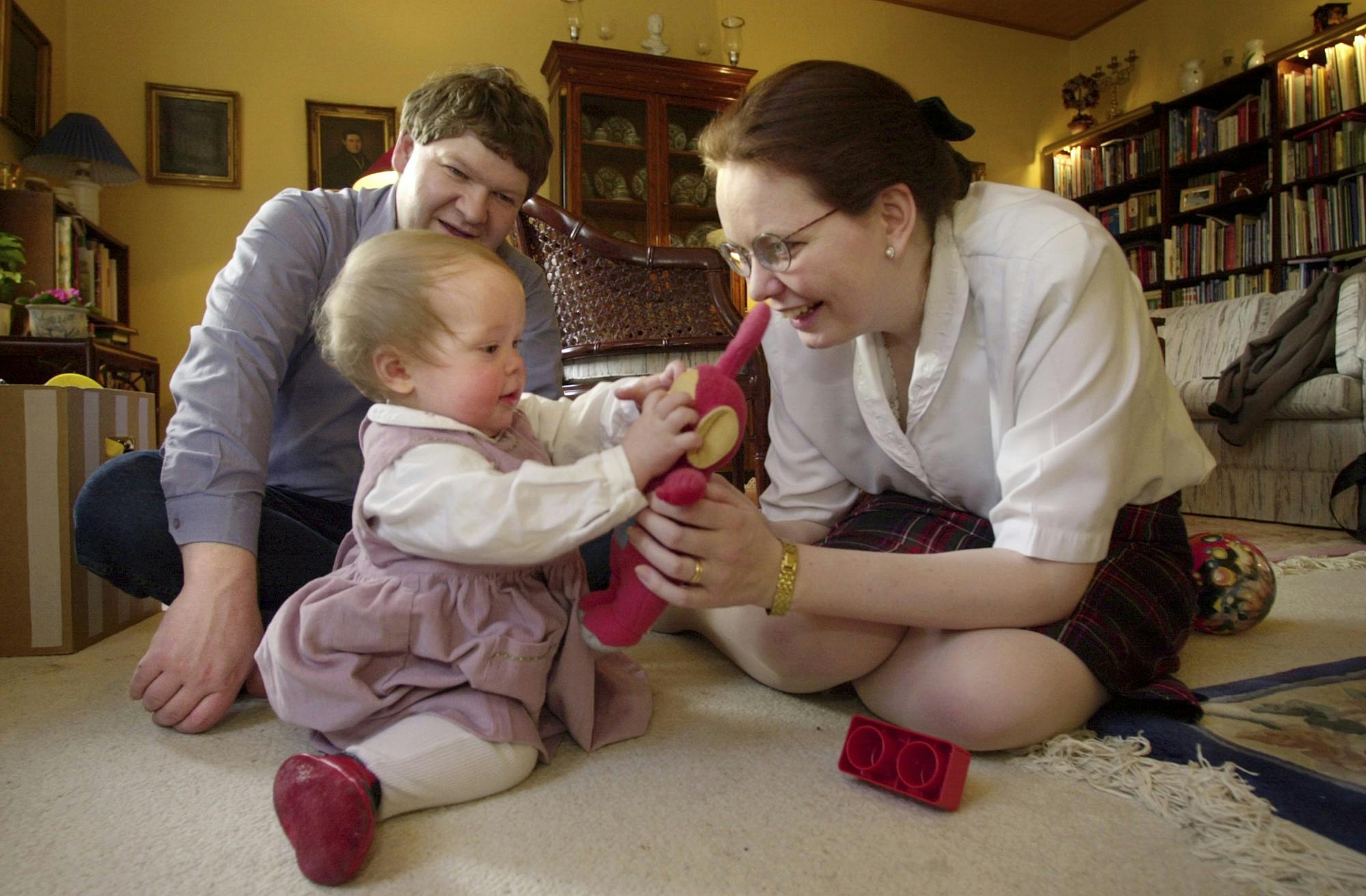 Theresia Treschow-Kühl og Lars Ellebye sammen med deres datter Rachel fra  "Årgang 0".13.01.2001Foto © Kristian Linnemann