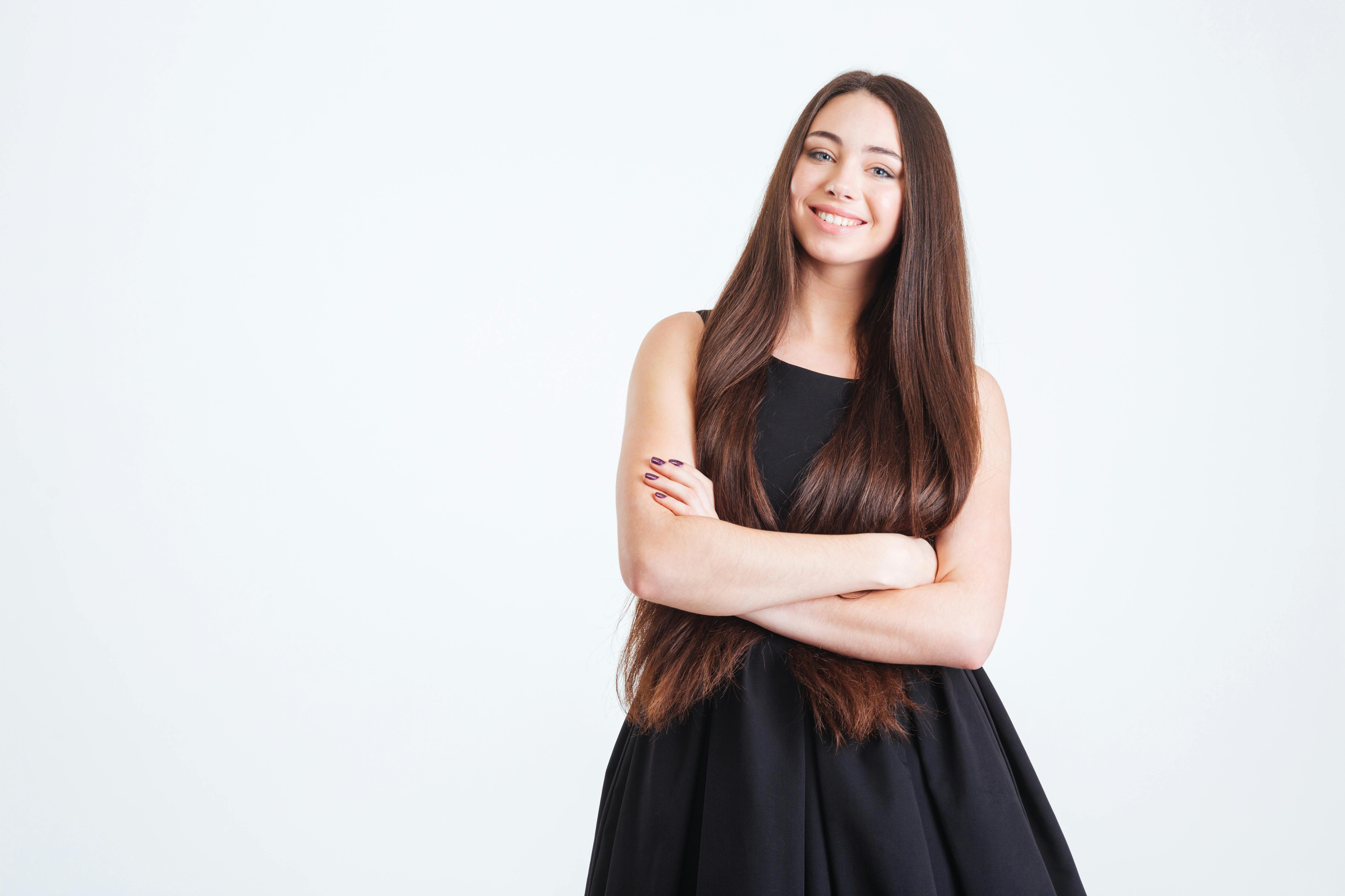 Hvid stribe på kjole er blevet grå. Kvinde der har sort kjole på.