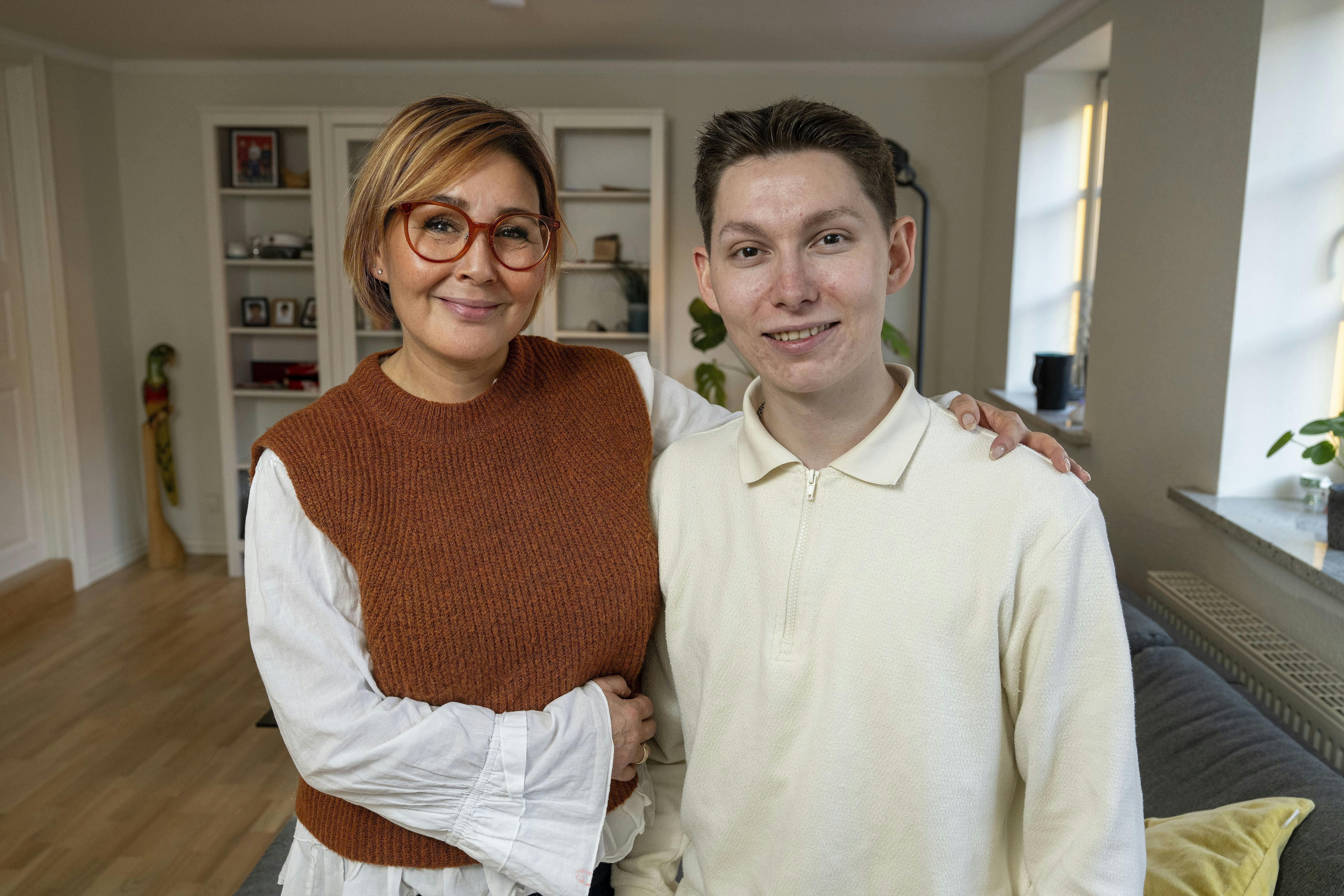 Mathias blev ludoman som 15-årig: Mathias Plæhner og hans mor Mimi