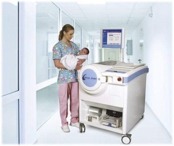 Den store maskine på Steno Diabetes Center kaldes en peapod. Den kan måle en babys fedtsammensætning på få minutter. Her er det dog en anden forsøgsbaby end Else.