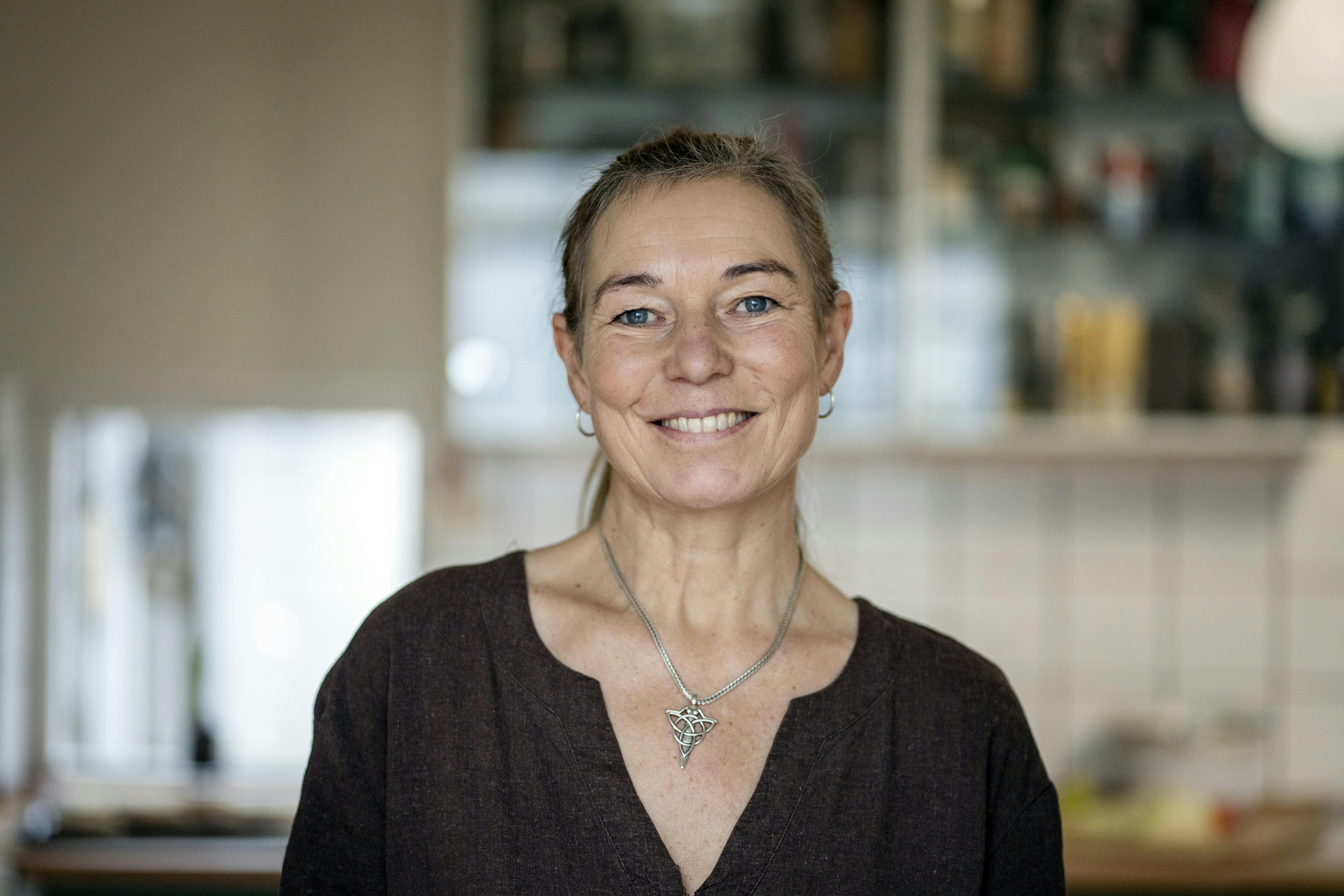 Inge Merete hjemme i sit køkken.