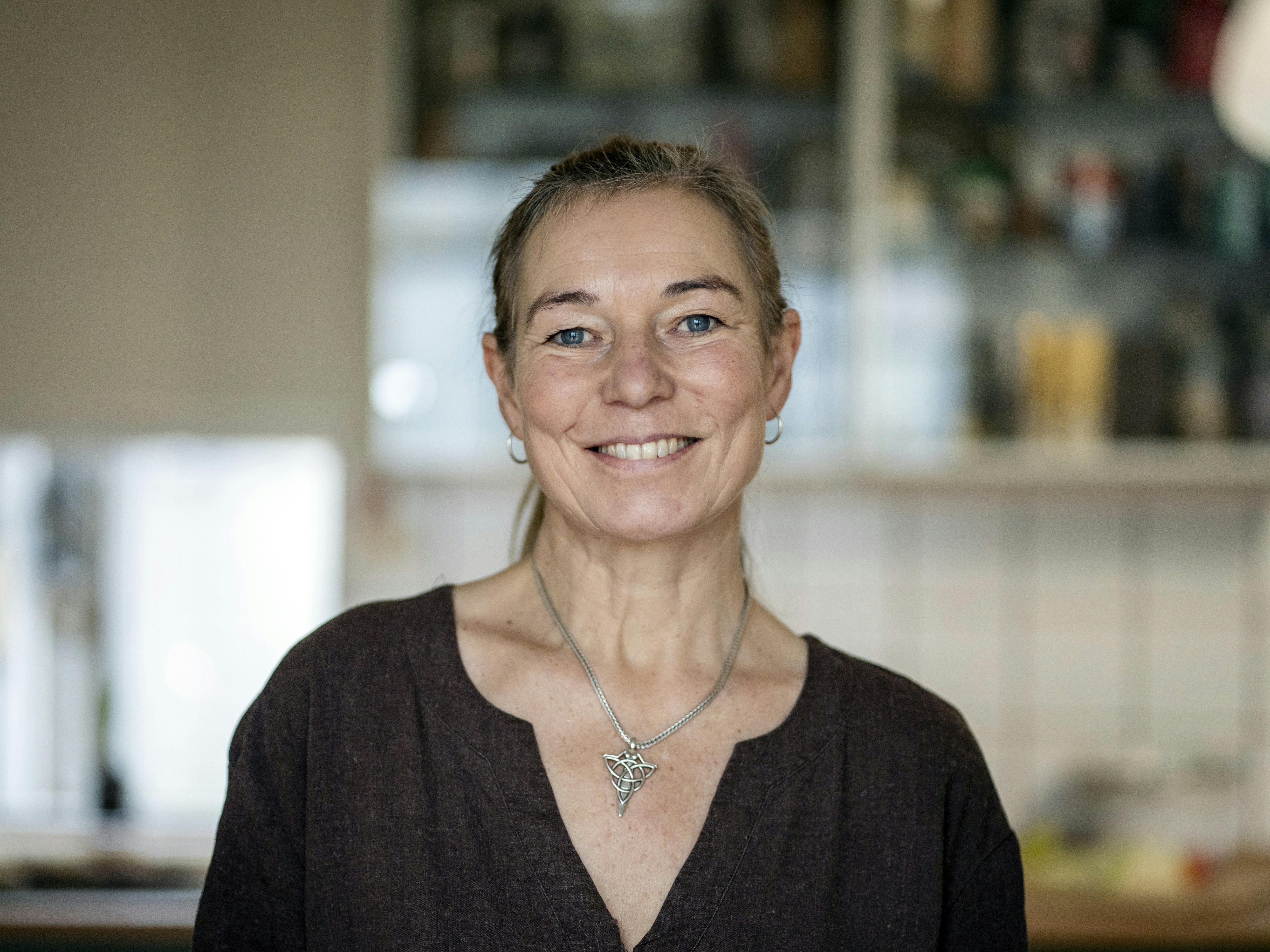 Inge Merete hjemme i sit køkken.