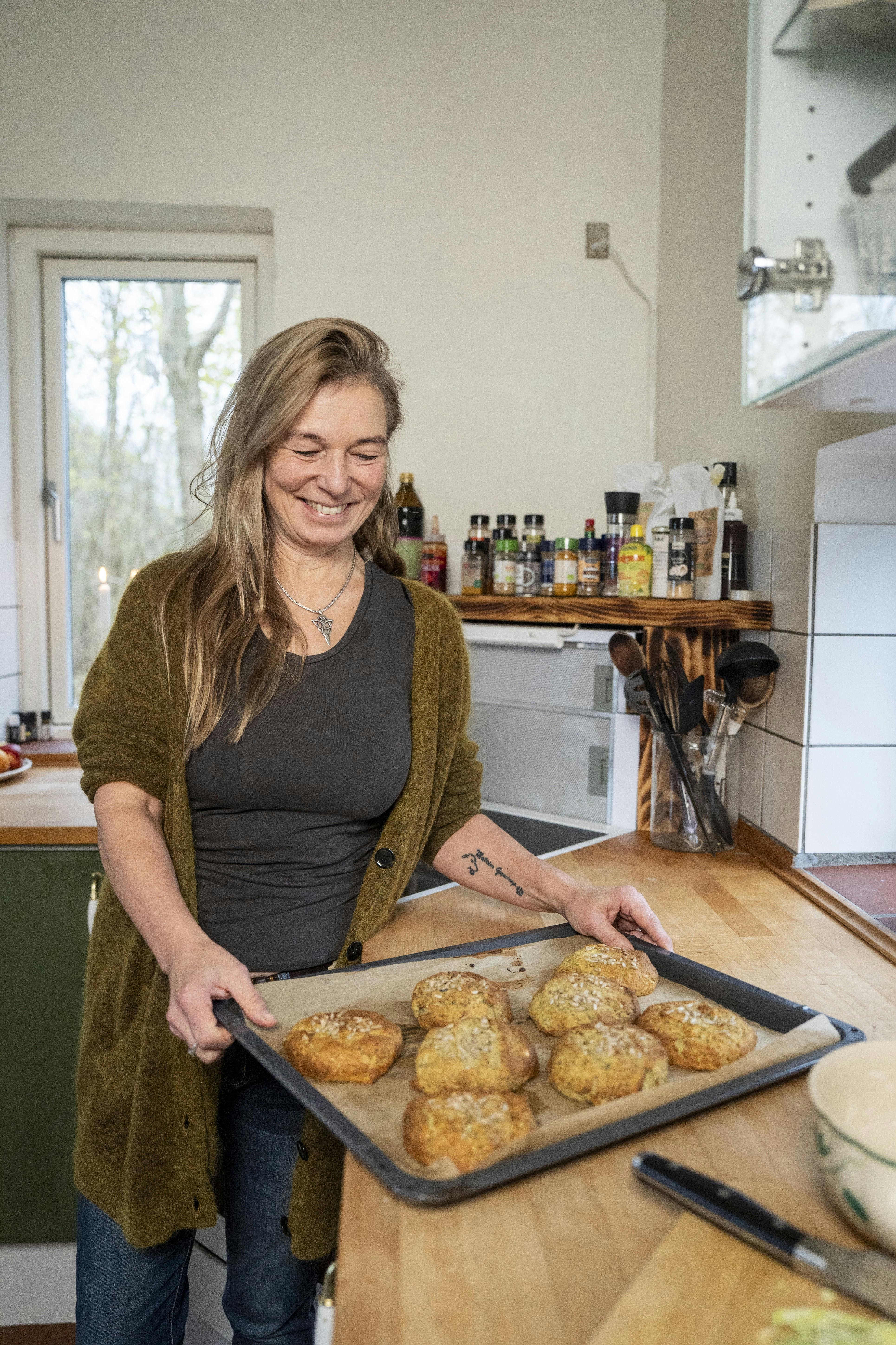 Inge Merete i sit køkken, hvor hun netop har taget proteinrig bagværk ud af ovnen.