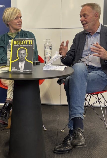 Bent Isager-Nielsen og forfatteren Garbi Schmidt taler om bogen ”Bulotti – morderen med de mange navne” på Bogmessen i Bella Center 2025.