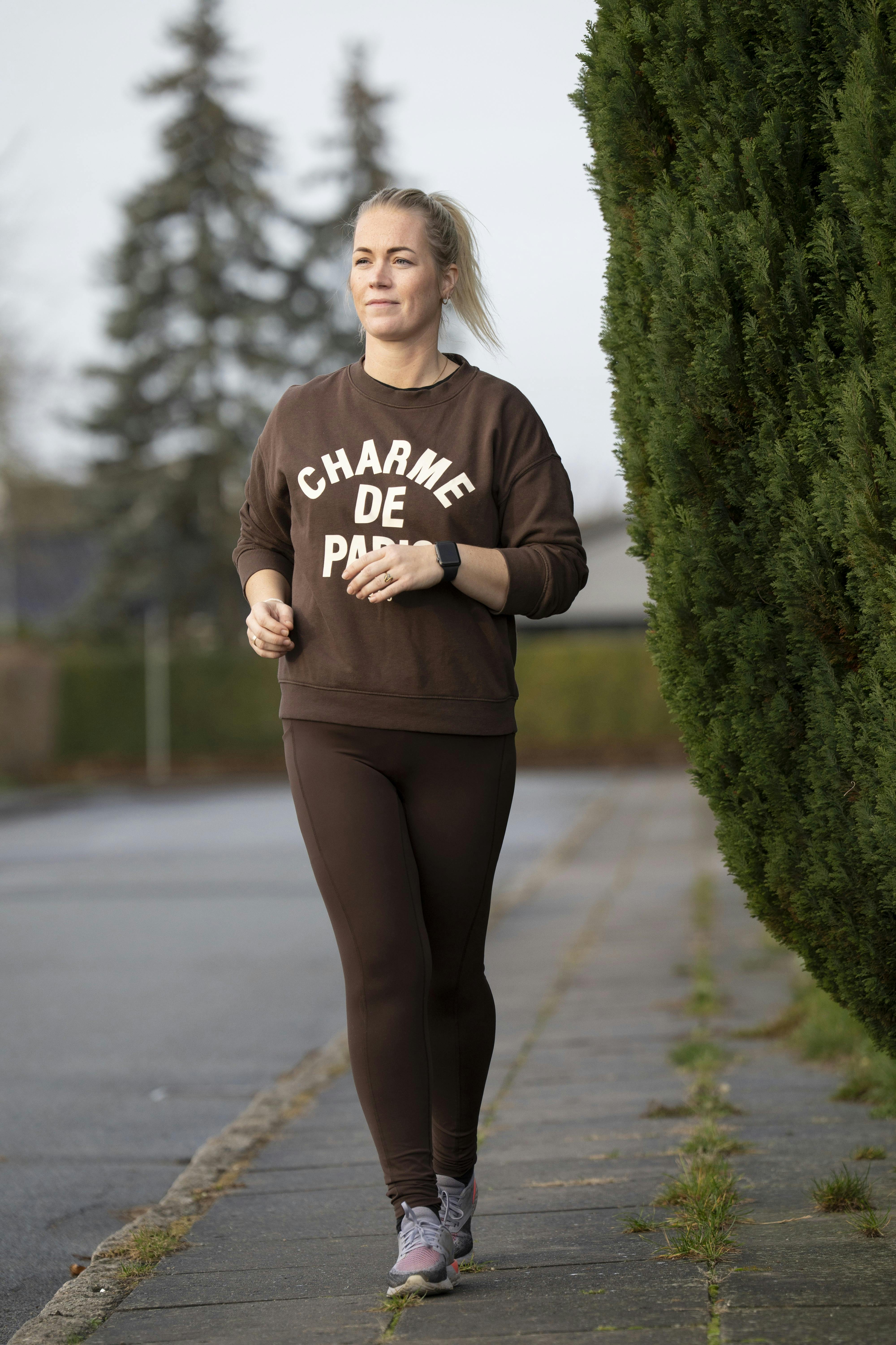 Tina Brolykke Rasmussen løber en tur i nabolaget i Odense.