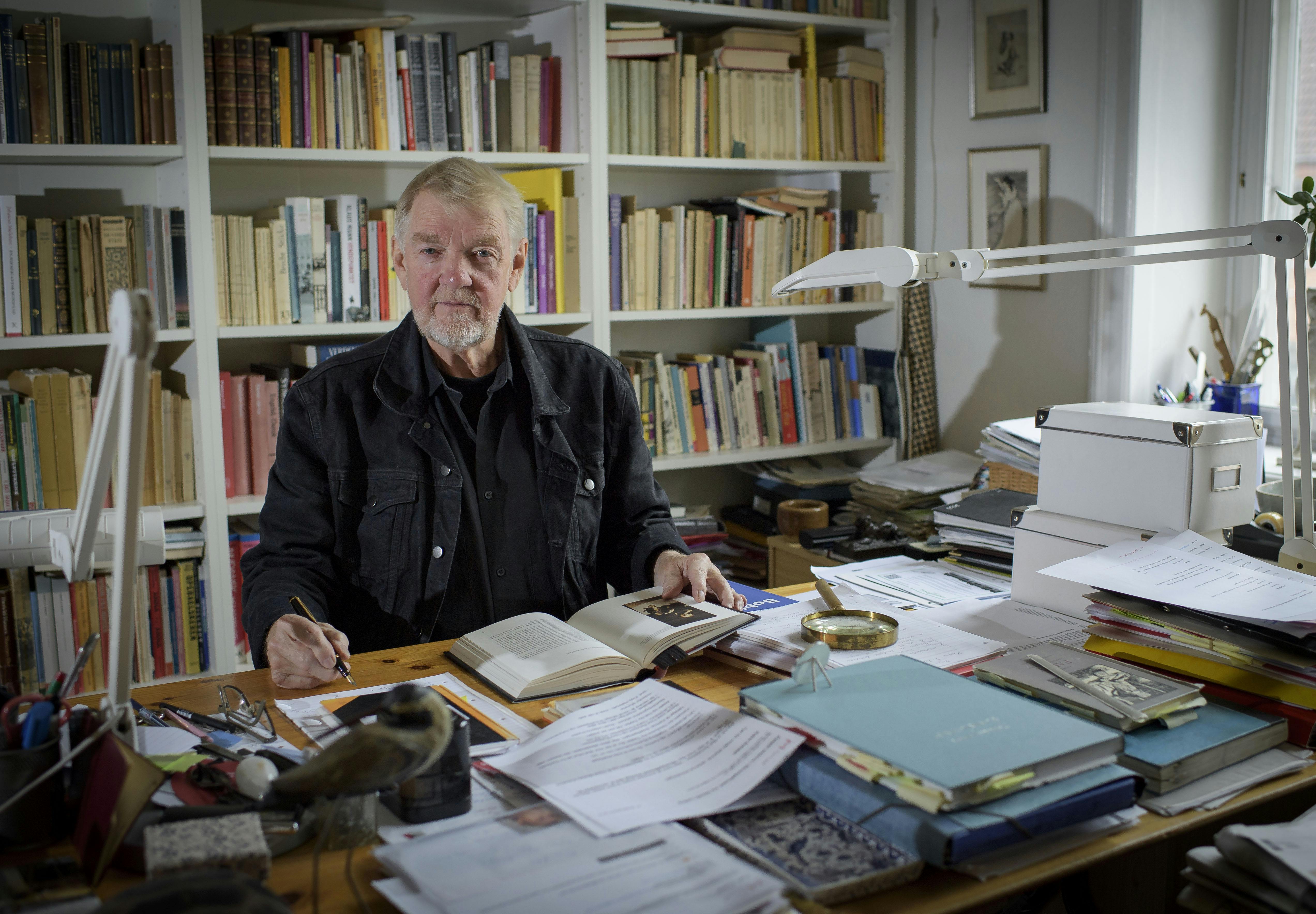 Kaspar Rostrup i sit hjem på Frederiksberg.