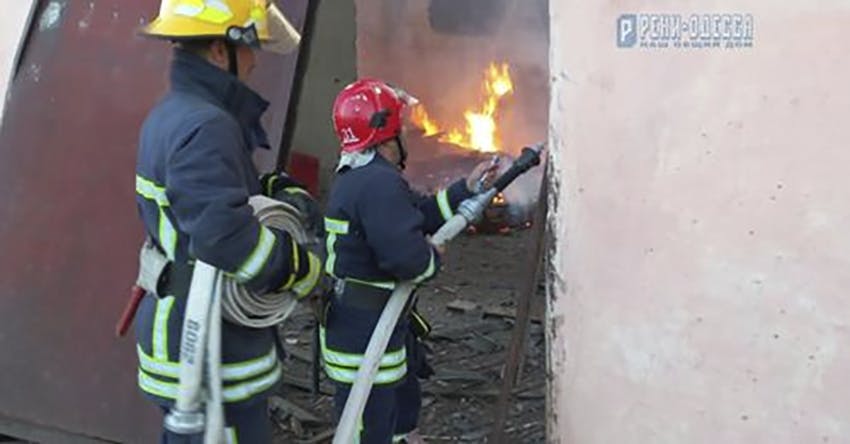 Brandmændene forsøger her at slukke ilden efter bombningen. 