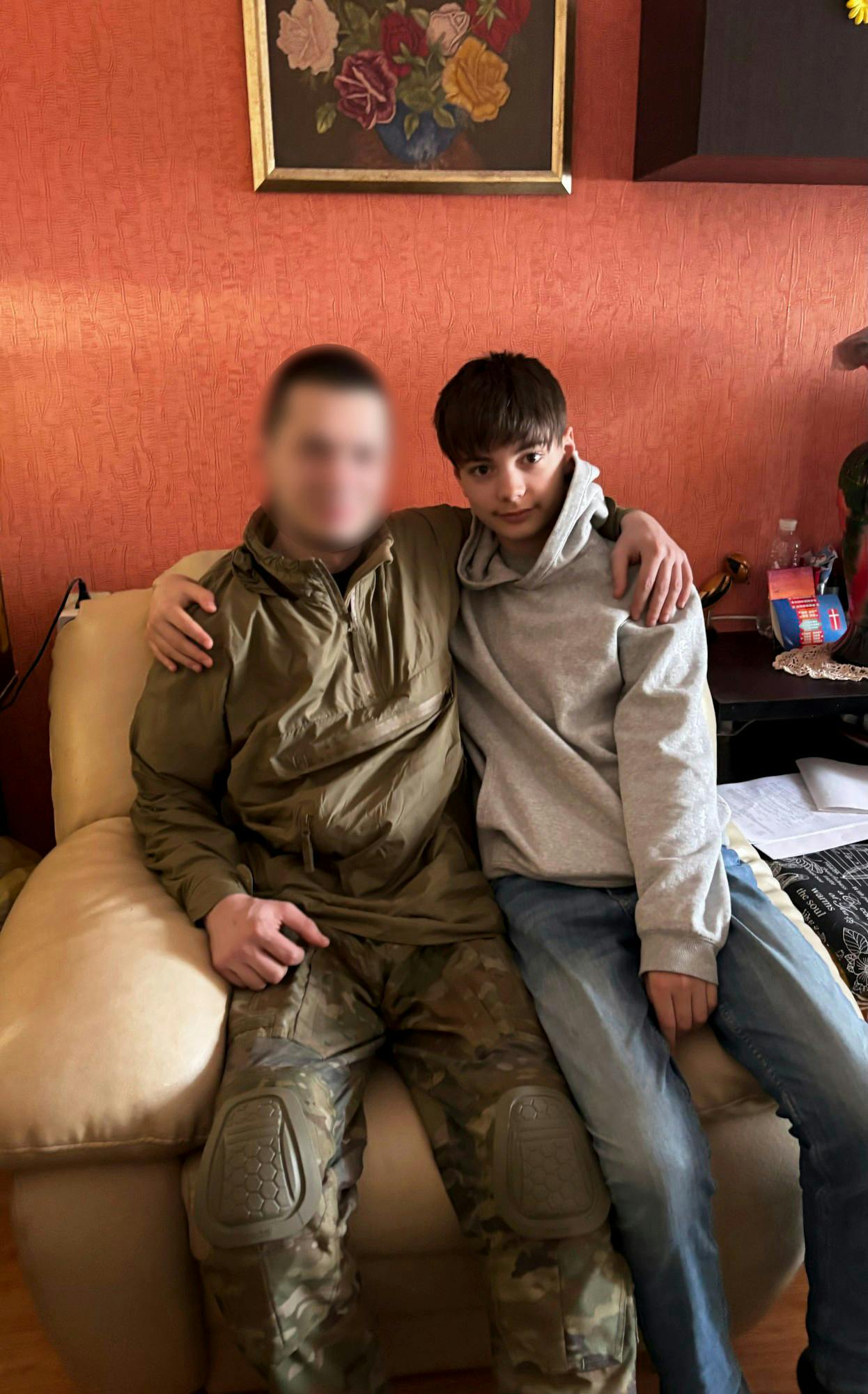 Gensynet mellem de to brødre var rørende. De er 20 år imellem dem. Volodomyr er 32, Myroslav 12 år. Privat foto.  