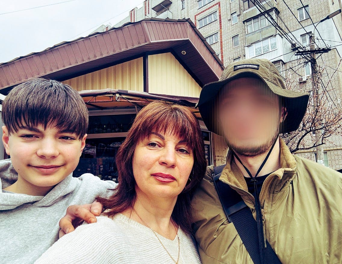 Larysa har selv taget denne selfie med sine to sønner. Gensynet med Volodomyr var rørende, og familien fik lov til for en stund af føle sig hel. 