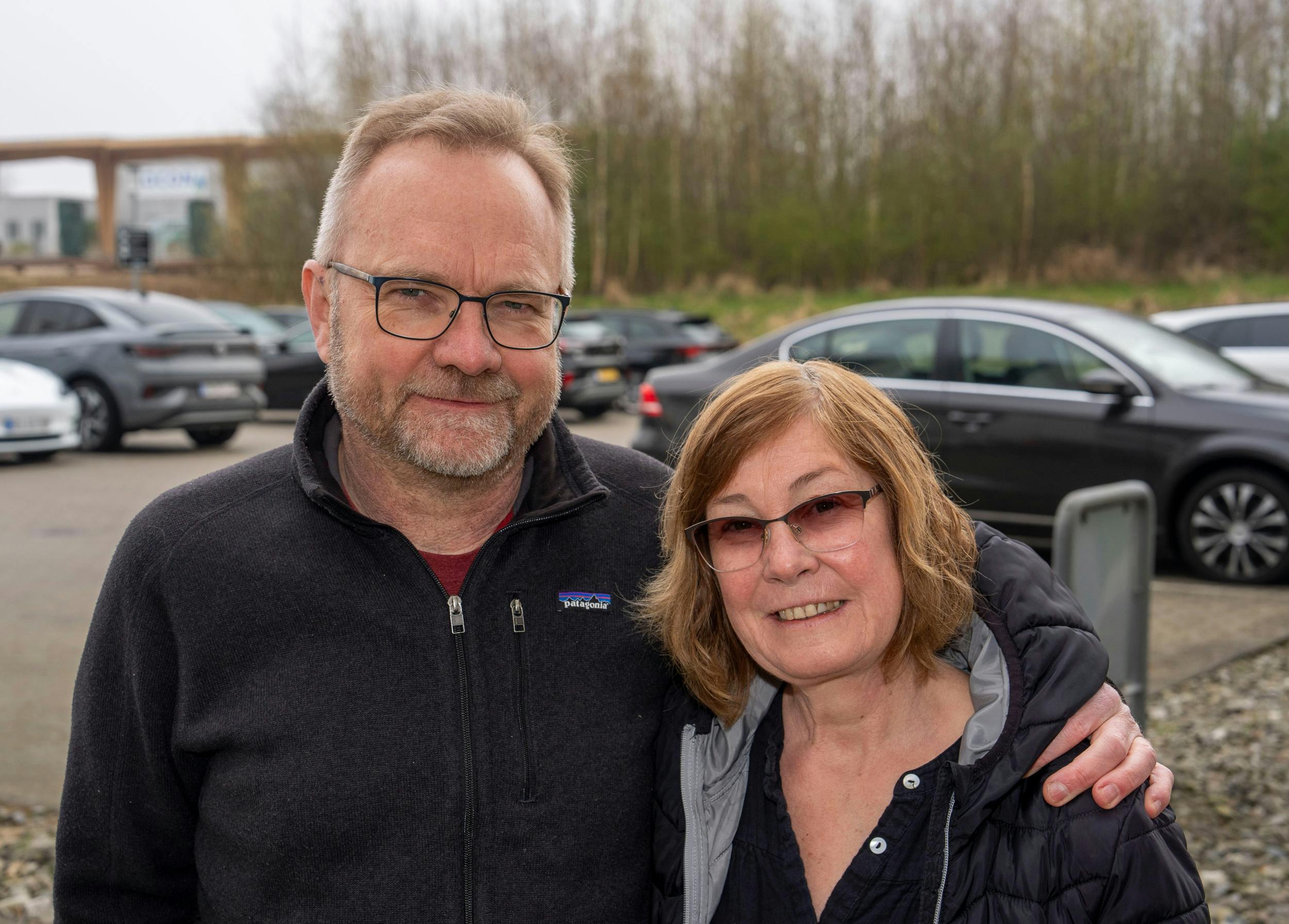Jesper og Lena Lindholdt står bag ‘Biler til Ukraine’. Hun er ukrainsk, han er oprindeligt fra Aarhus. Deres hjem er i Kyiv, men de har også et sommerhus i Danmark.  